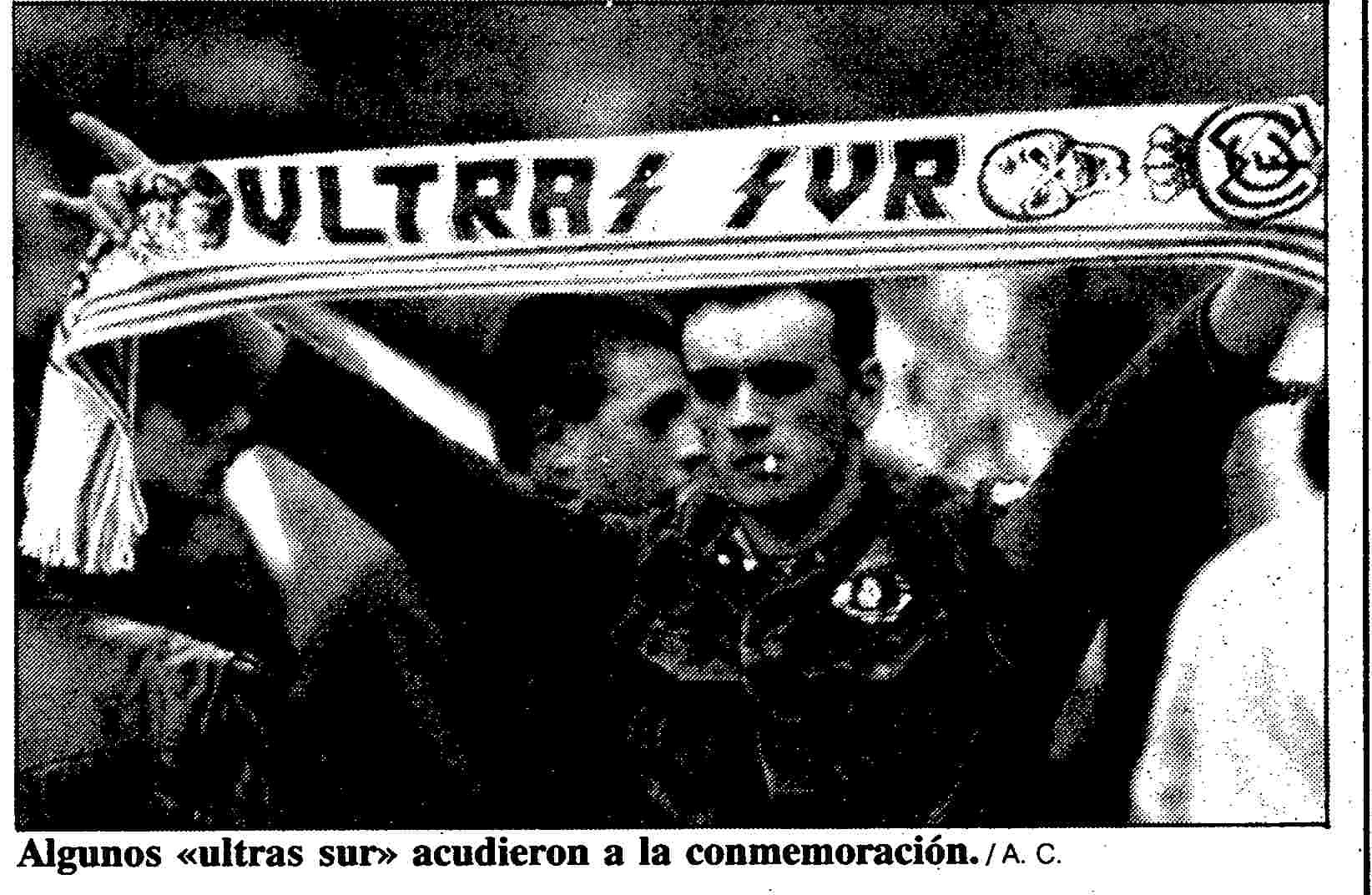 Un miembro de Ultras Sur enarbola una bufanda, en el 20-N de 1989.
