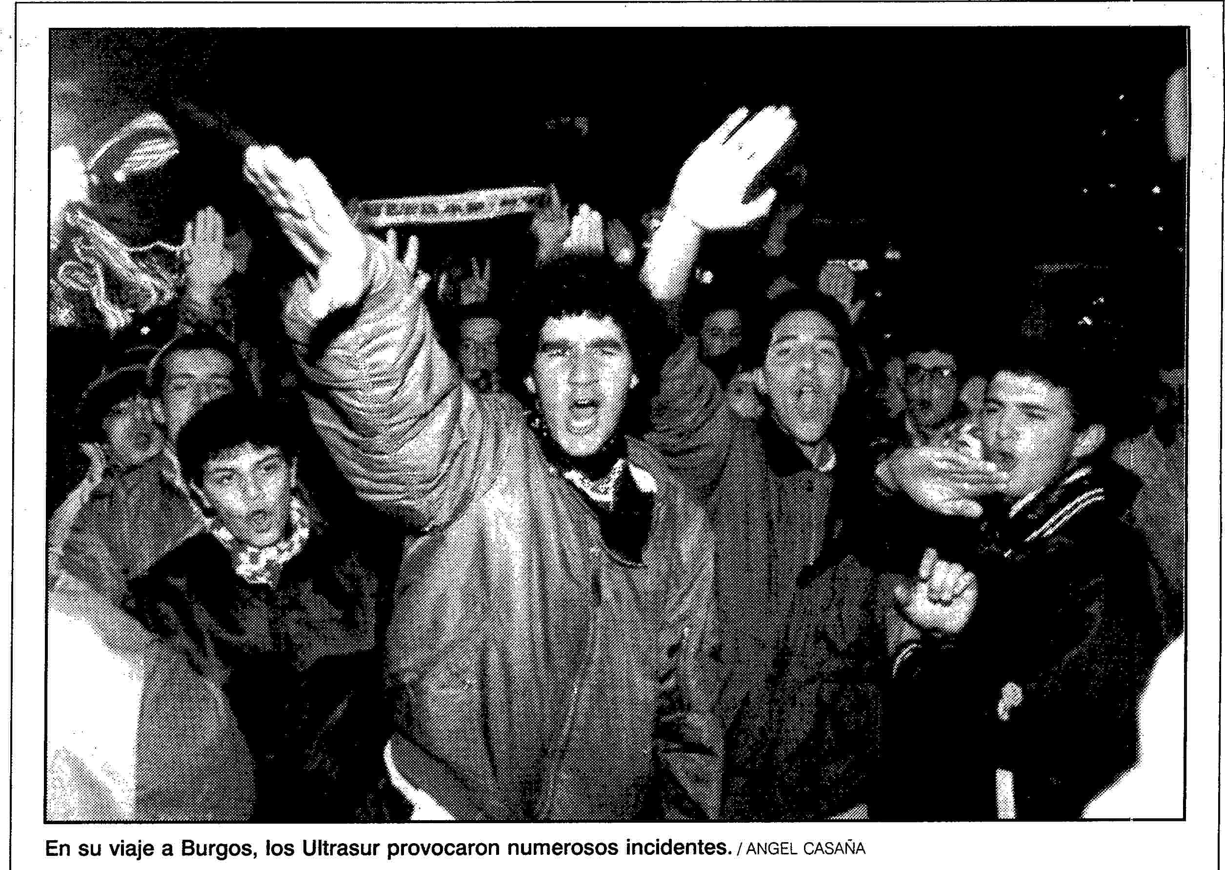 Un grupo de Ultras Sur realizan el saludo fascista, antes de un partido, en diciembre de 1991.