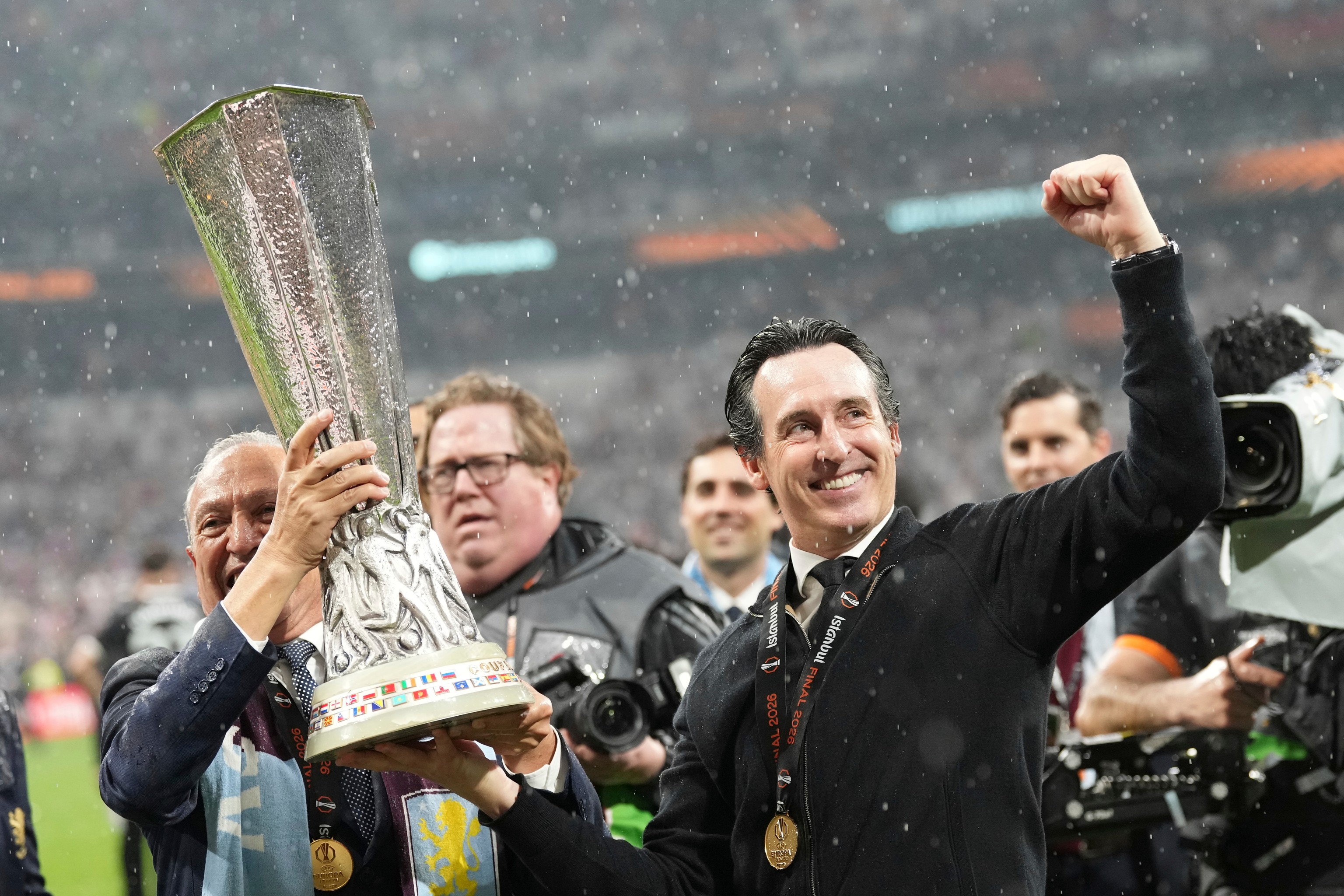 Emery, con el trofeo, junto al dueño del Aston Villa, Nassef Sawiris.