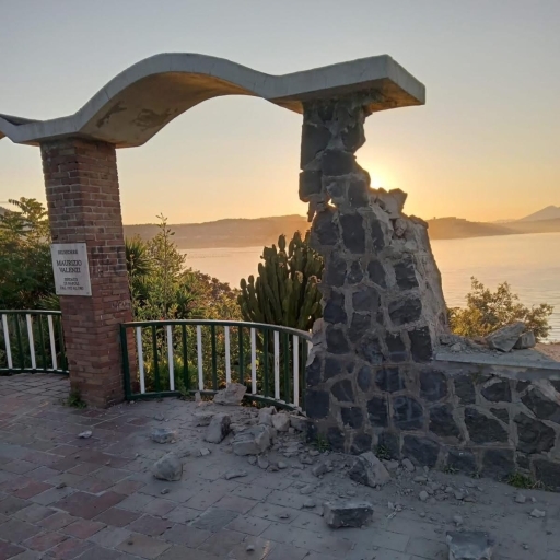 En Baia, en el 'Belvedere Maurizio Valenzi', se ha derrumbado una columna del arco dedicado al ex alcalde de N�poles.