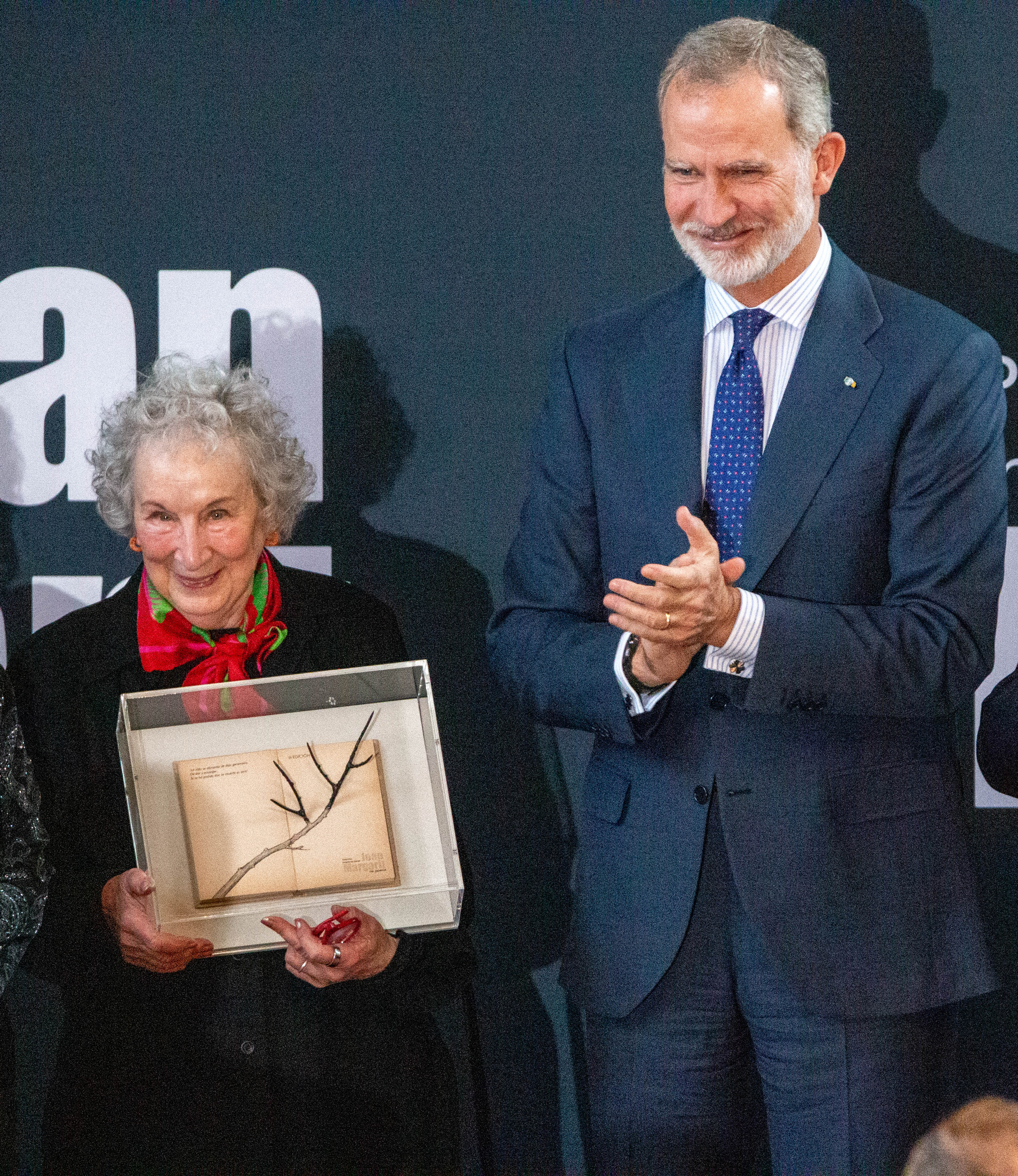 Felipe VI y la autora canadiense, juntos en Toronto.