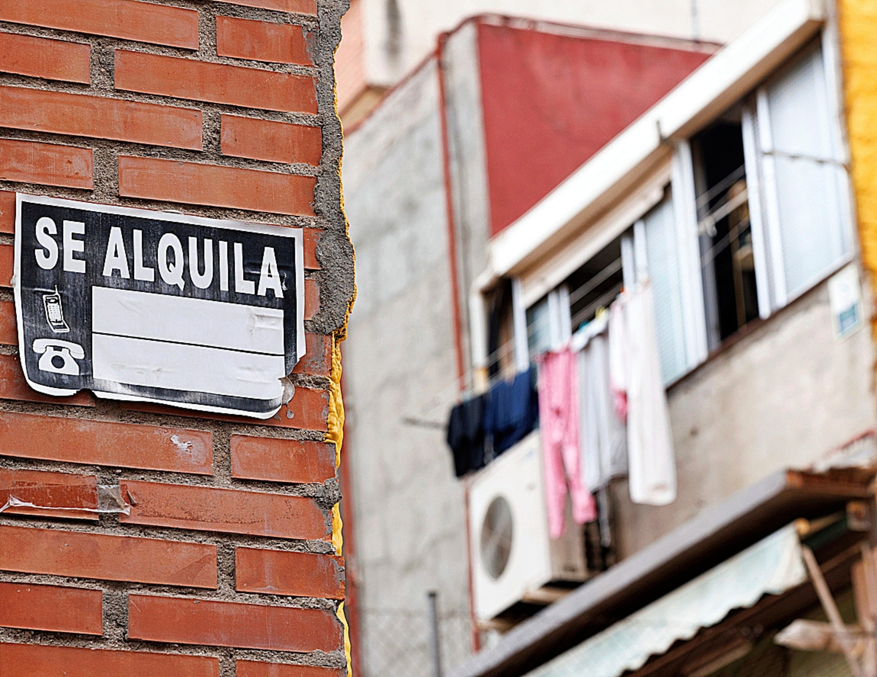 Un cartel de 'se alquila' en una vivienda de Madrid.