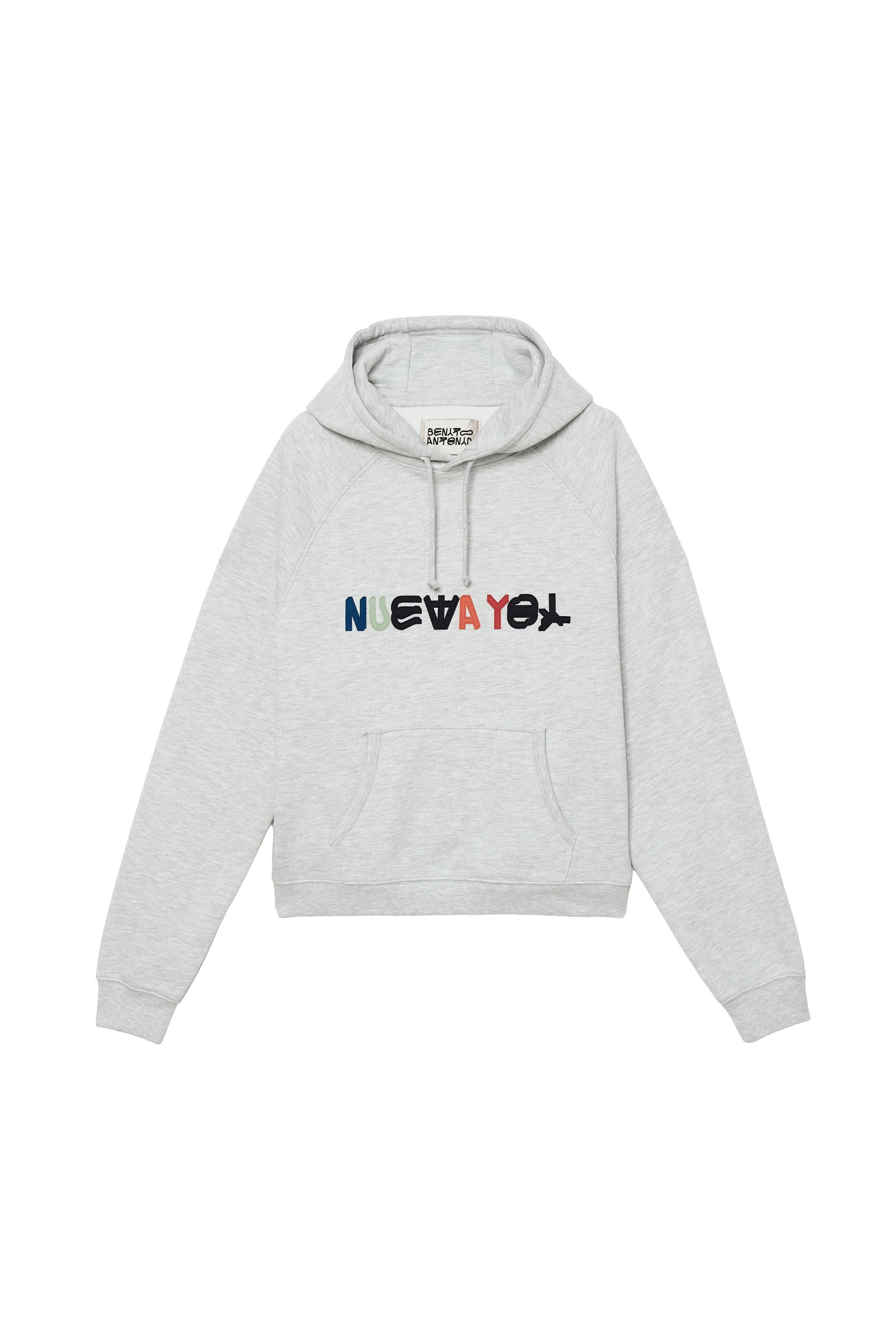 Ya est� aqu� la colecci�n de Bad Bunny x Zara; estas son nuestras prendas favoritas con las que revolucionar�s tus estilismos en sus conciertos de Barcelona y Madrid: sudadera