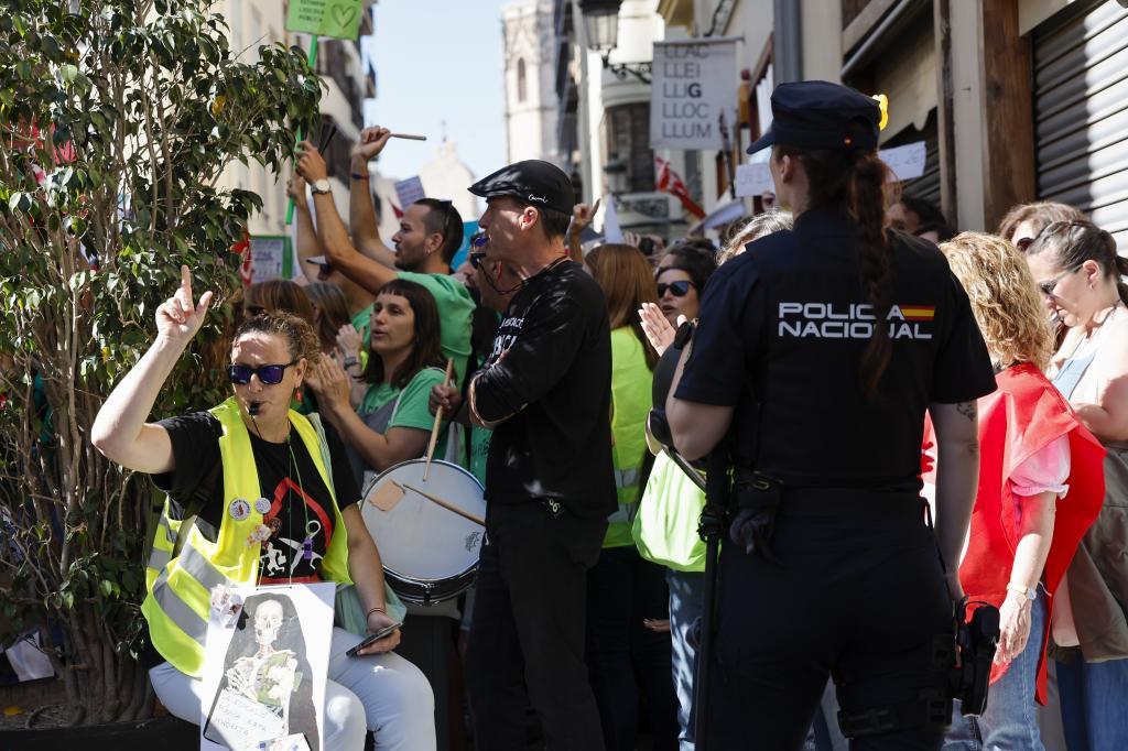 Protesta de profesores a las puertas de las Cortes, este jueves.