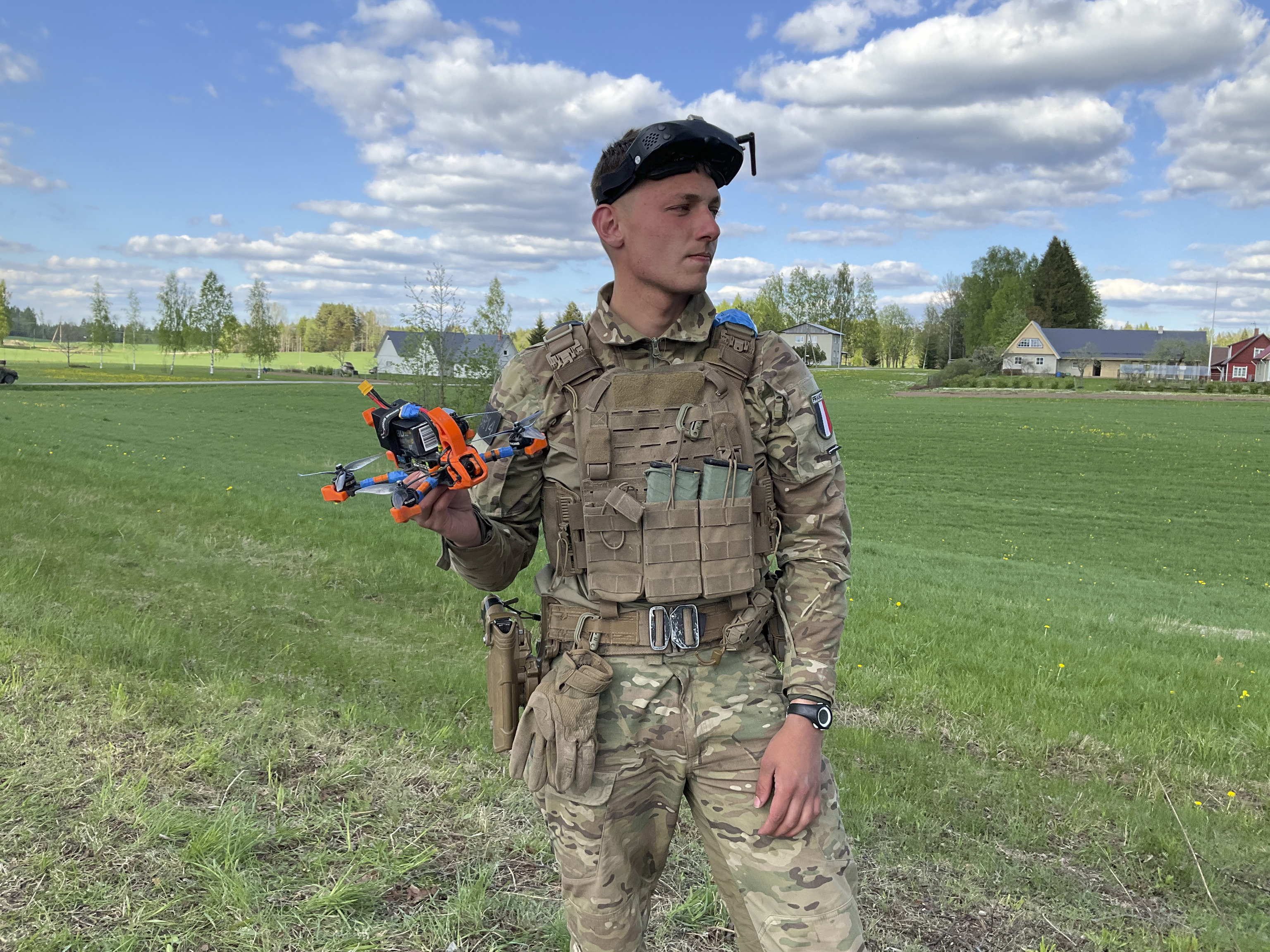 Tibo, soldado franc�s, operando un dron en Estonia.