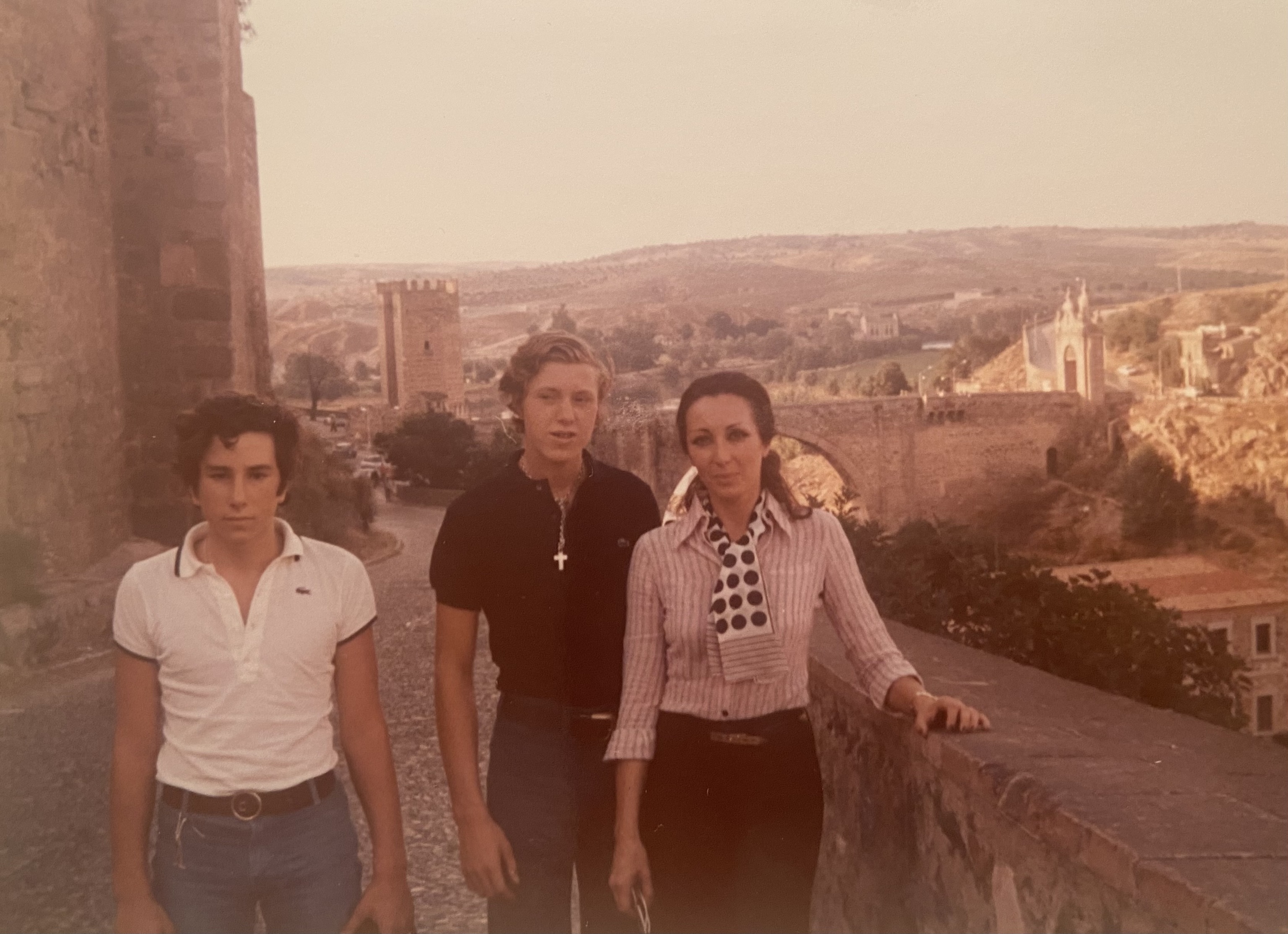 Alejandro Roemmers junto a su madre y uno de sus hermanos.
