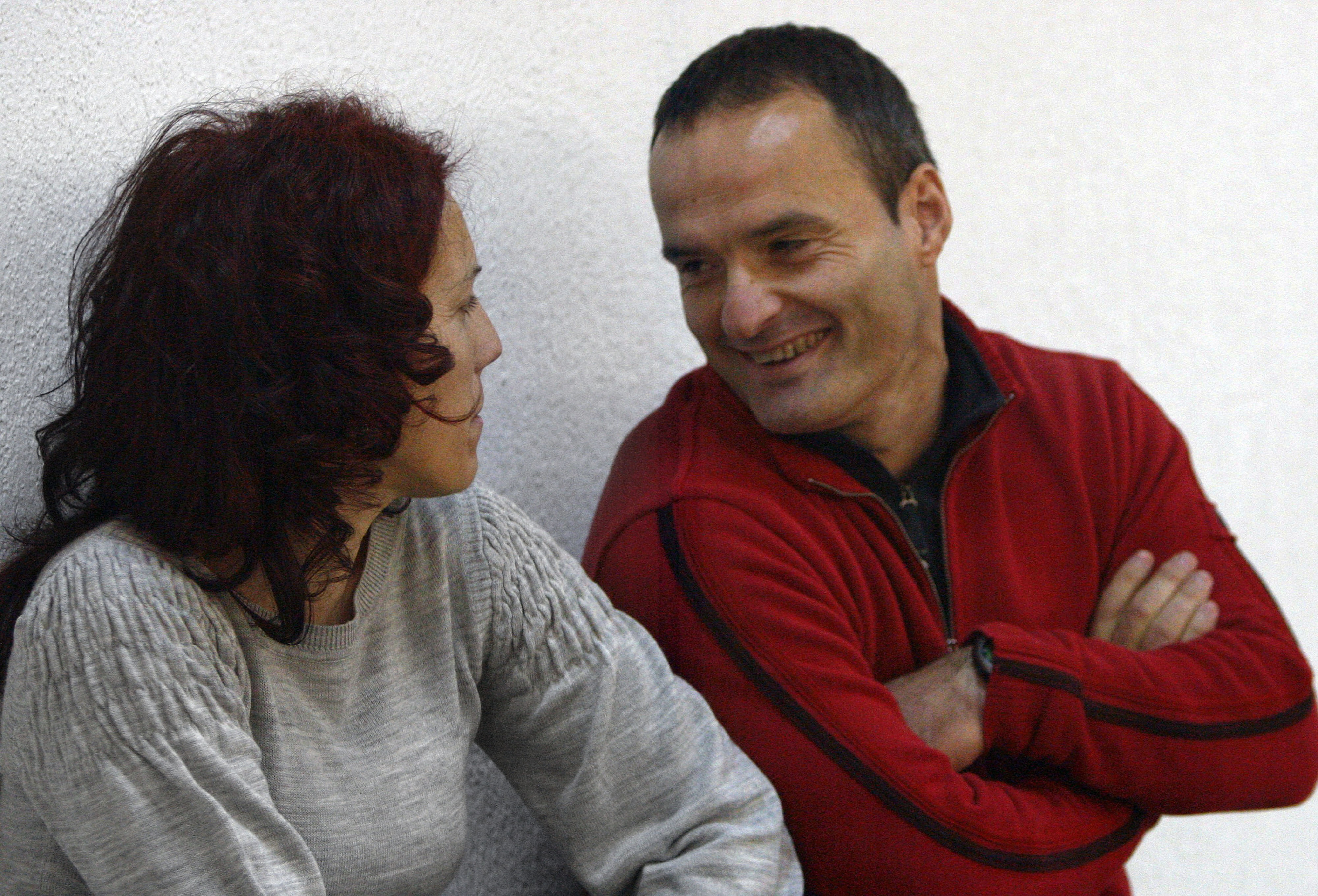 Juan Antonio Olarra Guridi sonr�e ante su pareja y compa�era en ETA Ainhoa Mujika durante un juicio en la Audiencia Nacional.