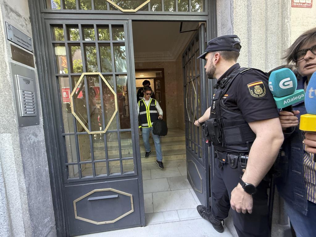 Registro en el despacho de José Luis Rodríguez Zapatero ordenado por el juez en el caso 'Plus Ultra'.
