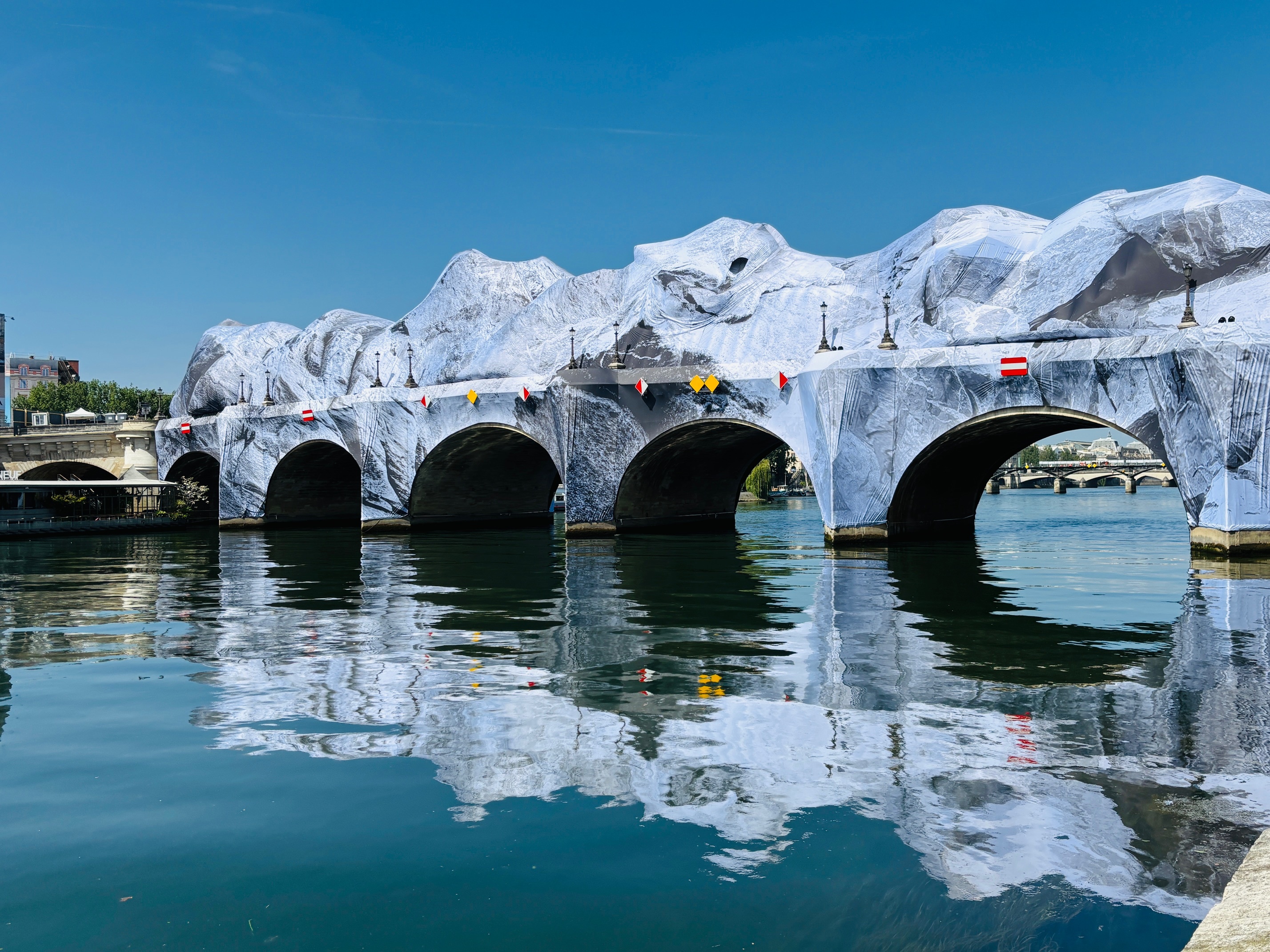 El Pont Neuf ya intervenido, desde la orilla derecha del Sena.