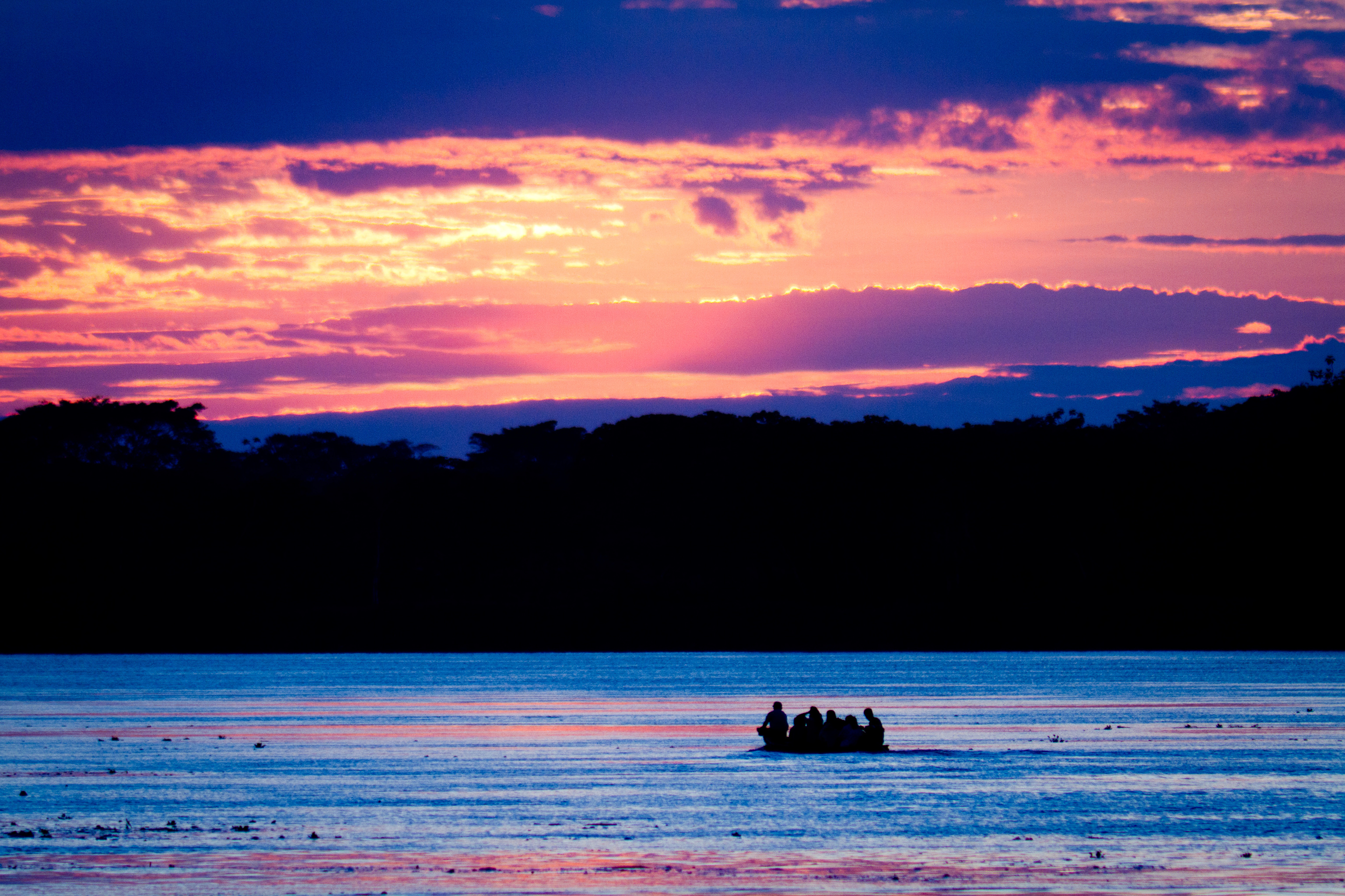 Imagen del atardecer en la profunda selva peruana.