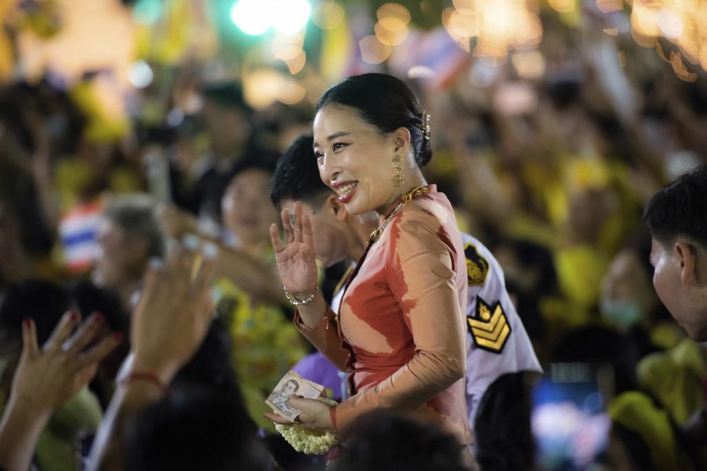 La princesa Bajrakitiyabha saluda a simpatizantes monárquicos a las puertas del Gran Palacio de Bangkok, en 2020.