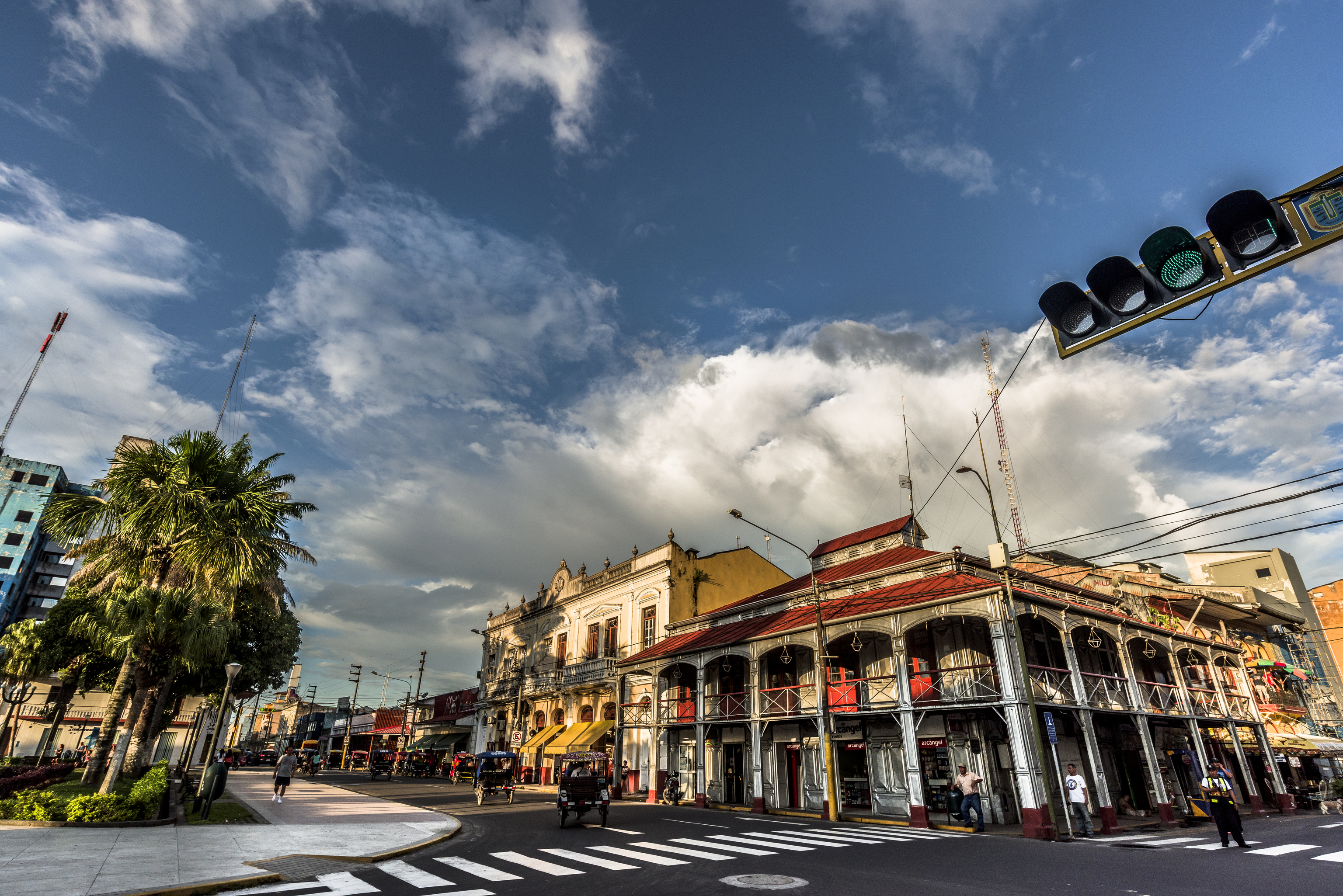Panorámica de Iquitos, con La Casa de Fierro, diseñada por Gustave Eiffel.