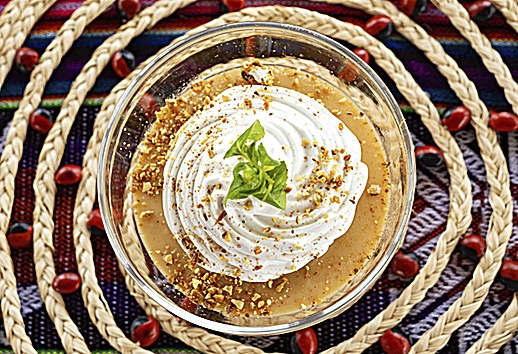 El postre tradicional suspiro a la limeña.