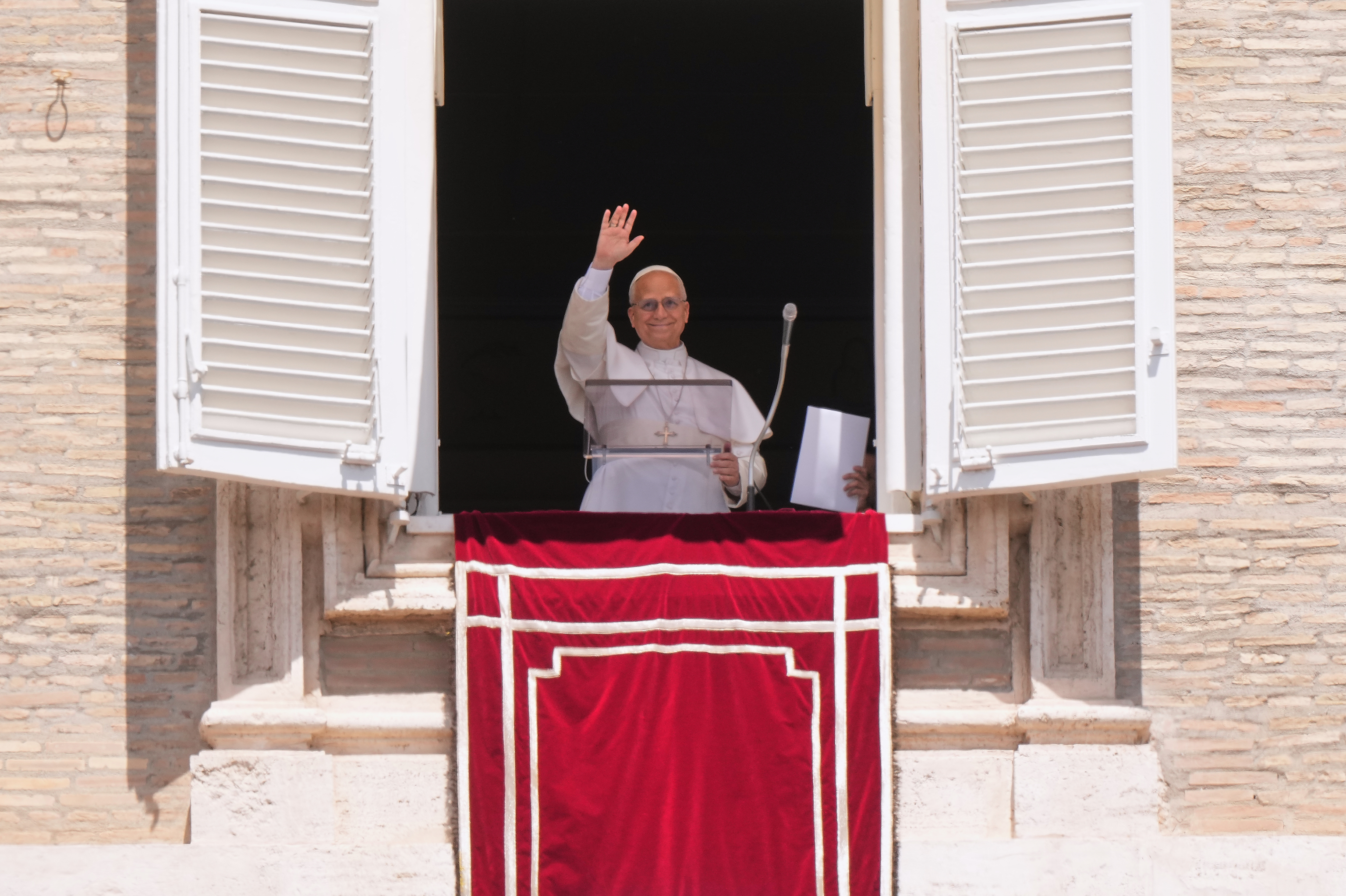 El papa Le�n XIV recientemente en su balc�n sobre la Plaza de San Pedro.