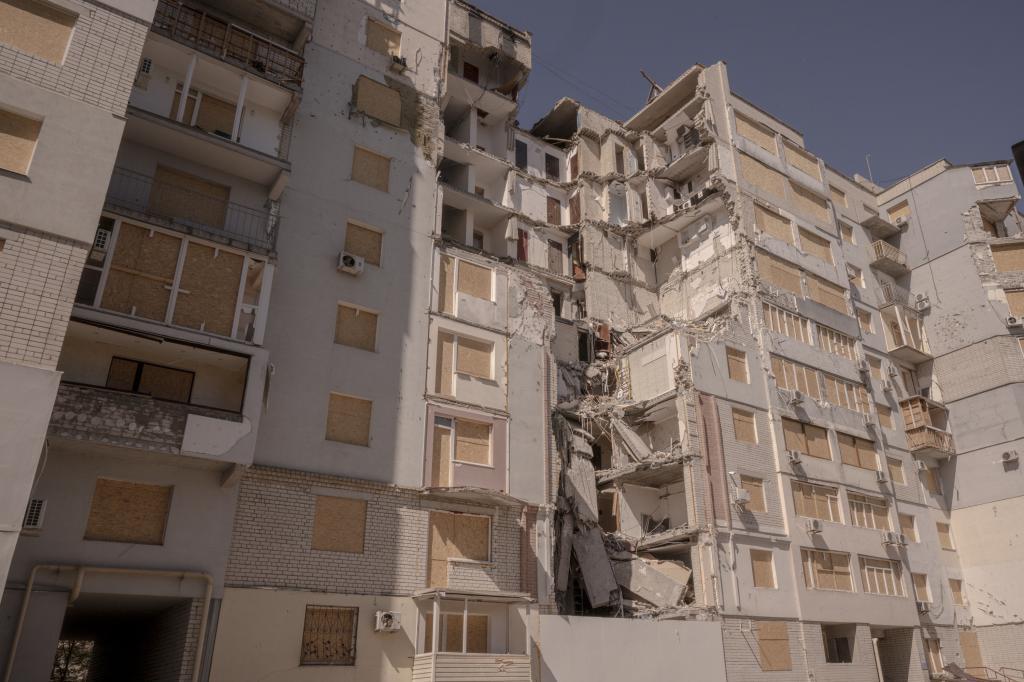 Un edificio parcialmente destruido en Jers�n por un ataque ruso.