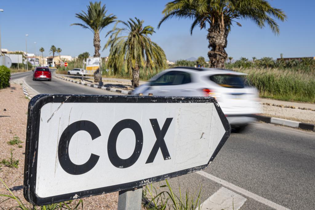 Cartel de entrada al municipio de Cox (Alicante), localidad natal de Enrique Riquelme.