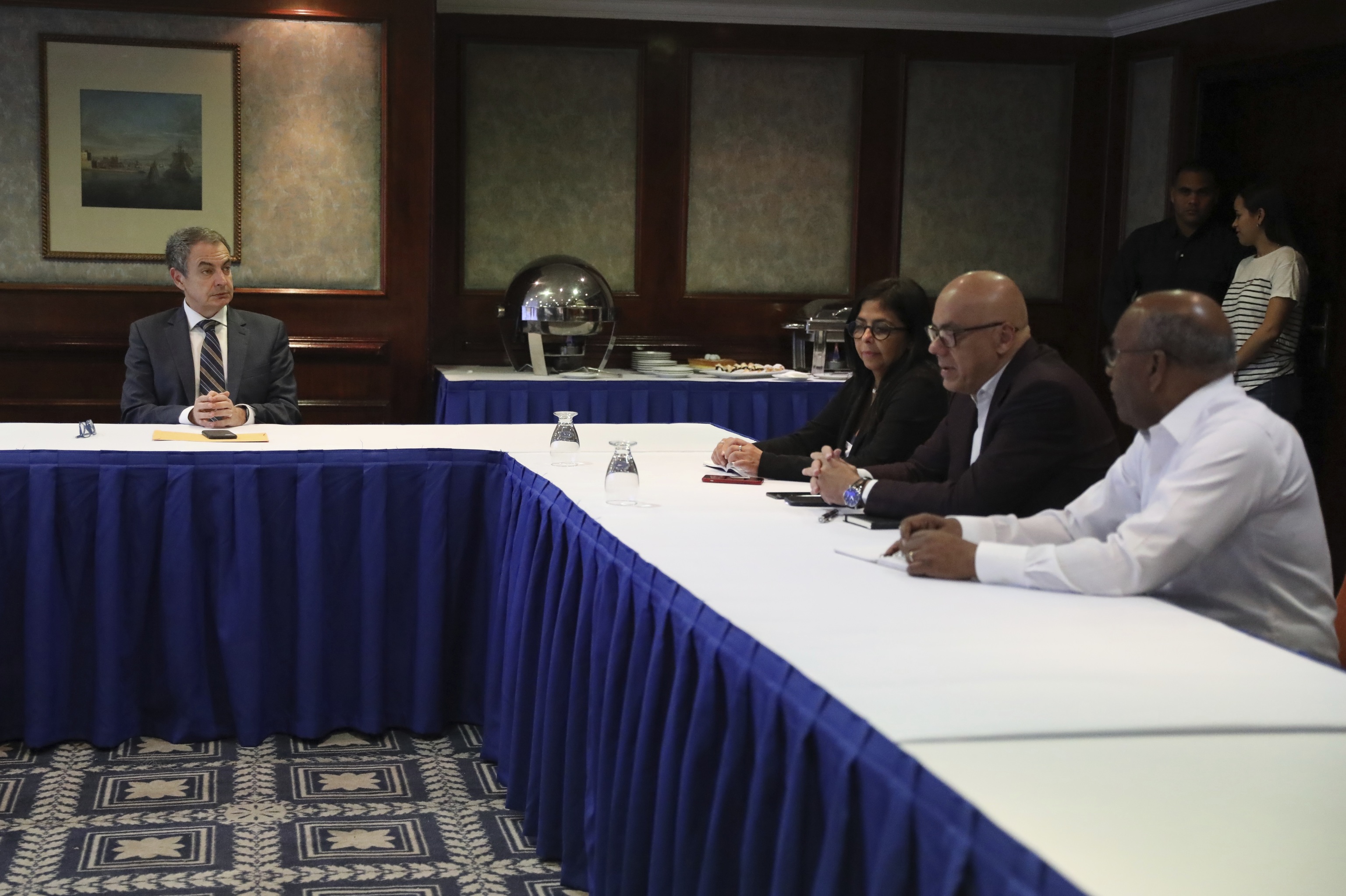 Zapatero, durante una reuni�n con Delcy y Jorge Rodr�guez en Caracas.