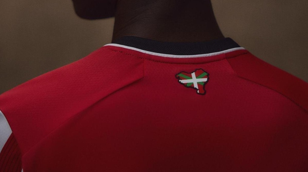 Imagen del mapa de Euskal Herria con una ikurri�a en las nuevas camisetas oficiales del Athletic Club.