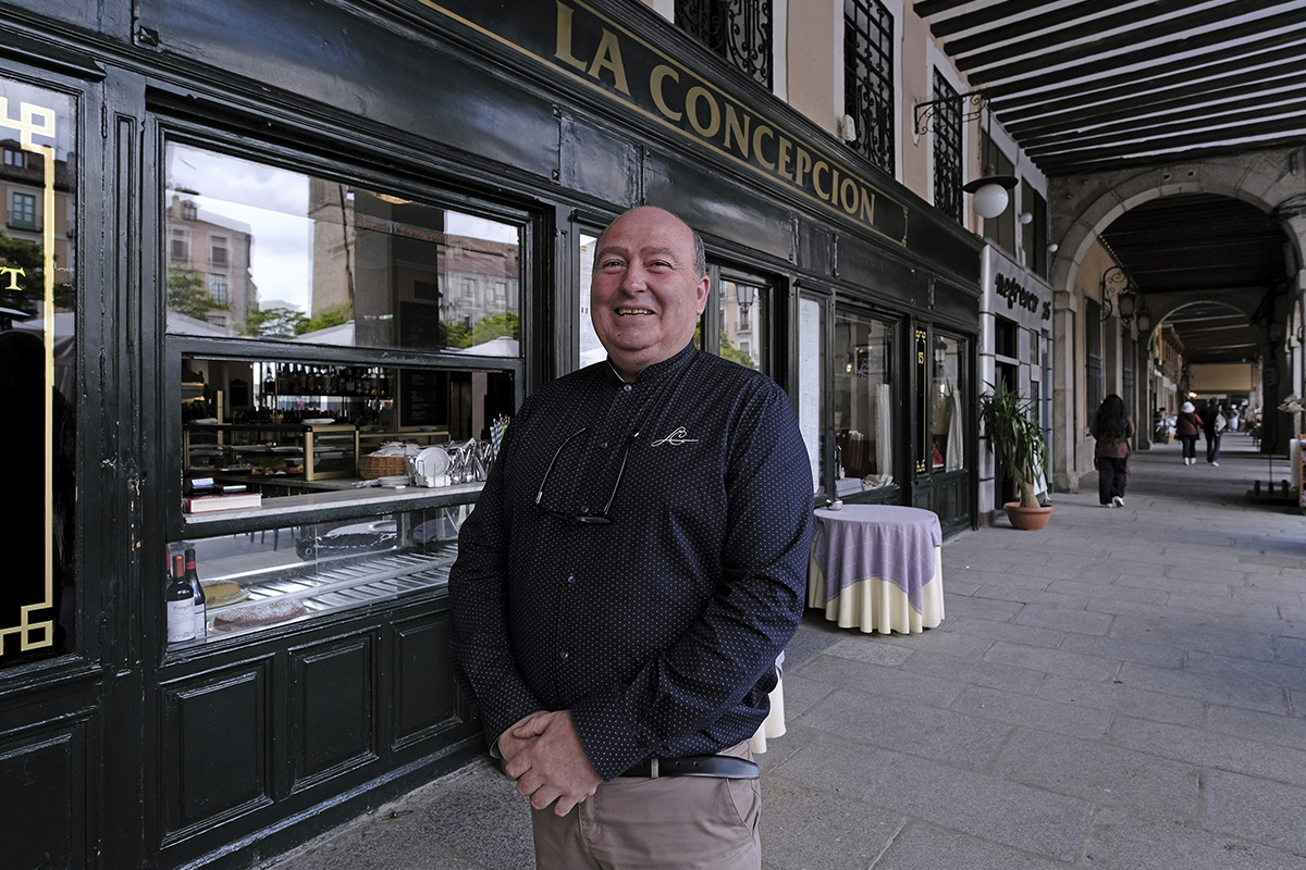 Julio C�sar, camarero, sufre a los alumnos como vecino y los disfruta como clientes