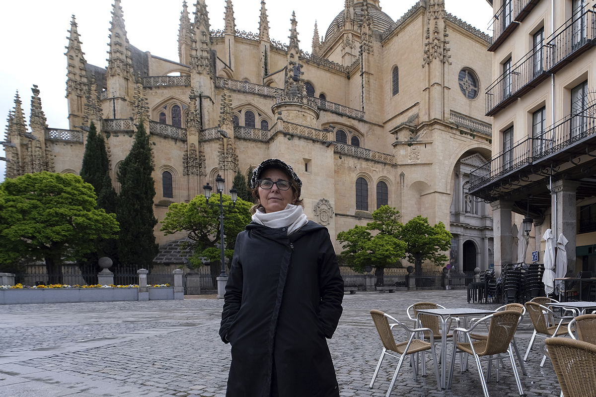 Patricia de Blas, secretaria de la asociaci�n de vecinos, en una terraza.