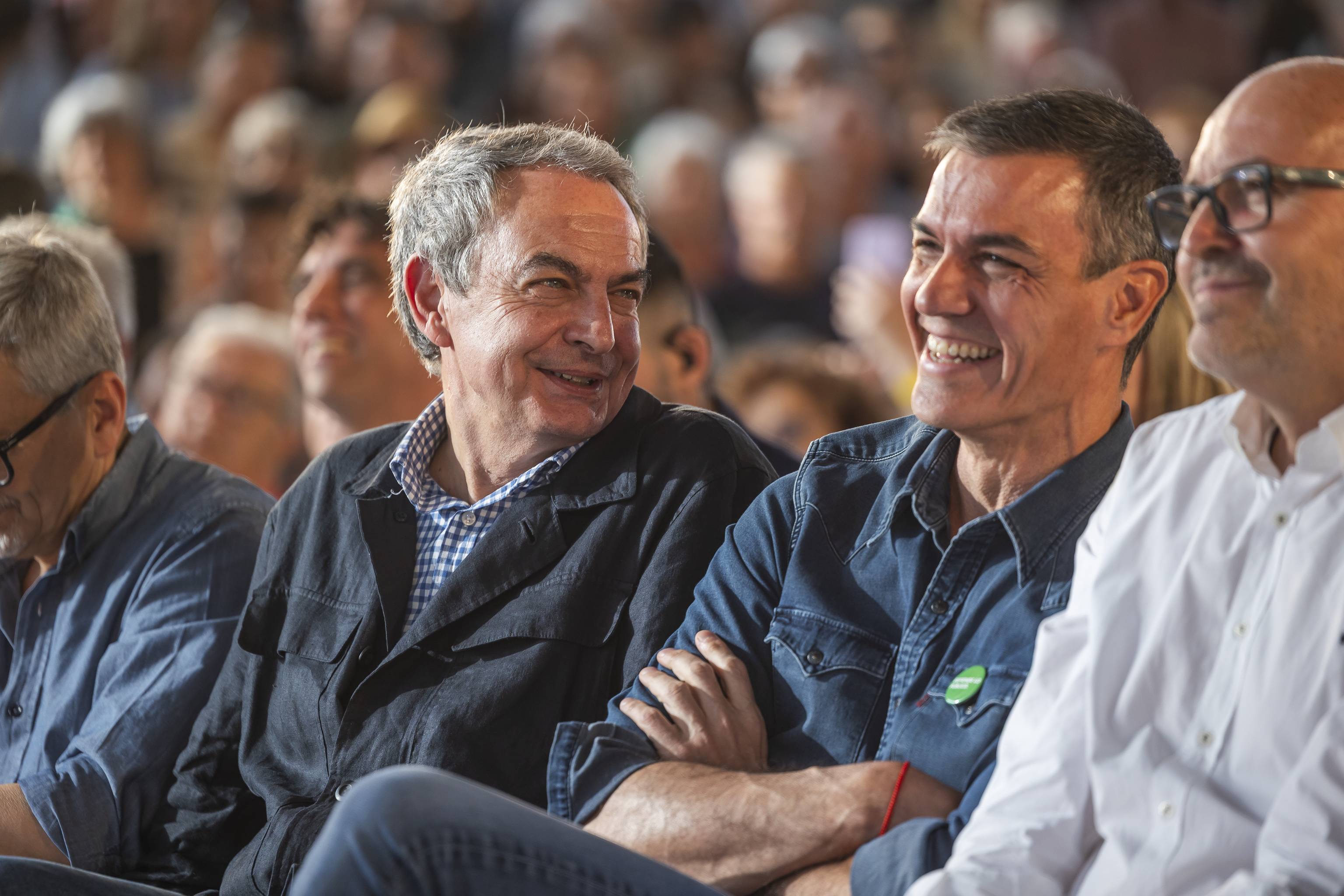 El Presidente del Gobierno, Pedro Sánchez, junto con el ex presidente José Luis Rodríguez Zapatero.