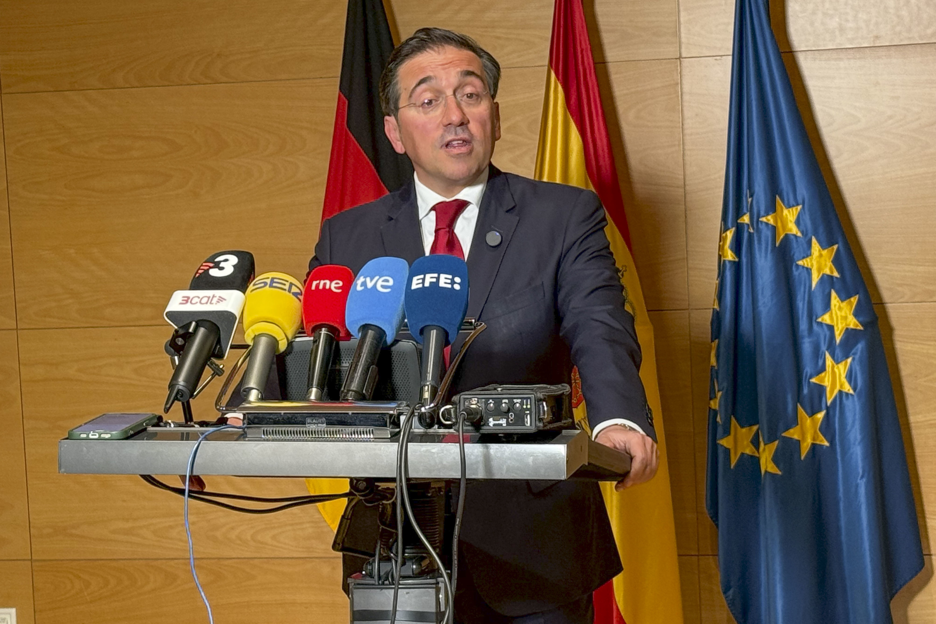 El Ministerio de Asuntos Exteriores José Manuel Albares en una rueda de prensa en la Embajada de España en Berlín.