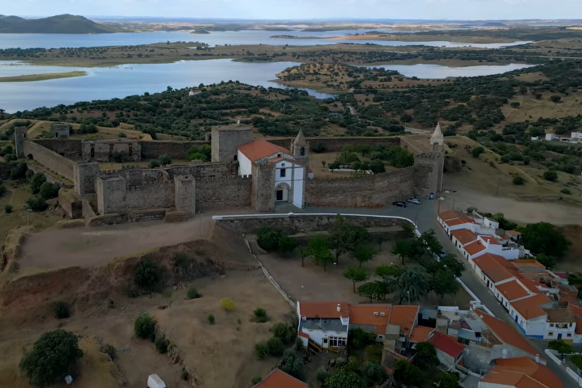 El pueblo portugués con playa fluvial y un impresionante castillo que es el favorito de muchos extremeños