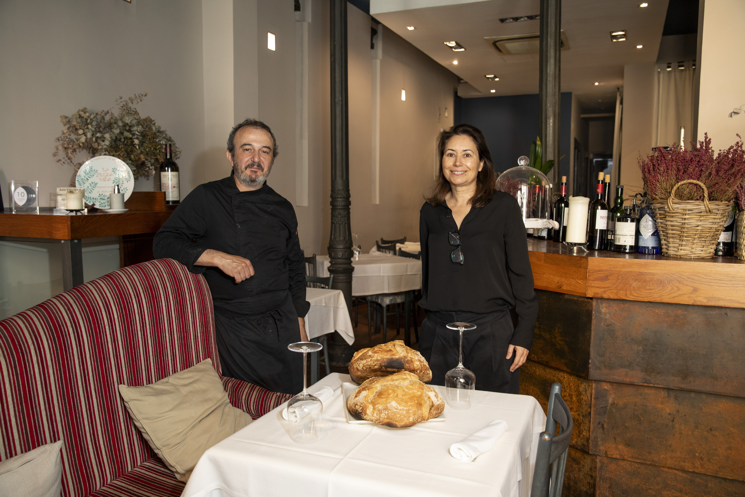 La pareja en su comedor del barrio de Justicia.