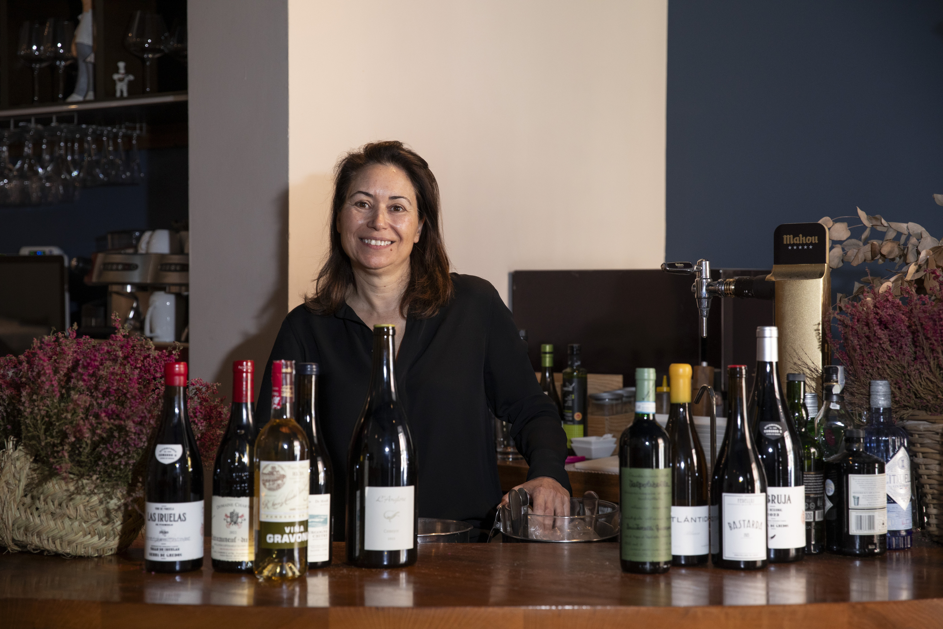 Elisa Rodríguez está al frente de la sala y de la bodega.