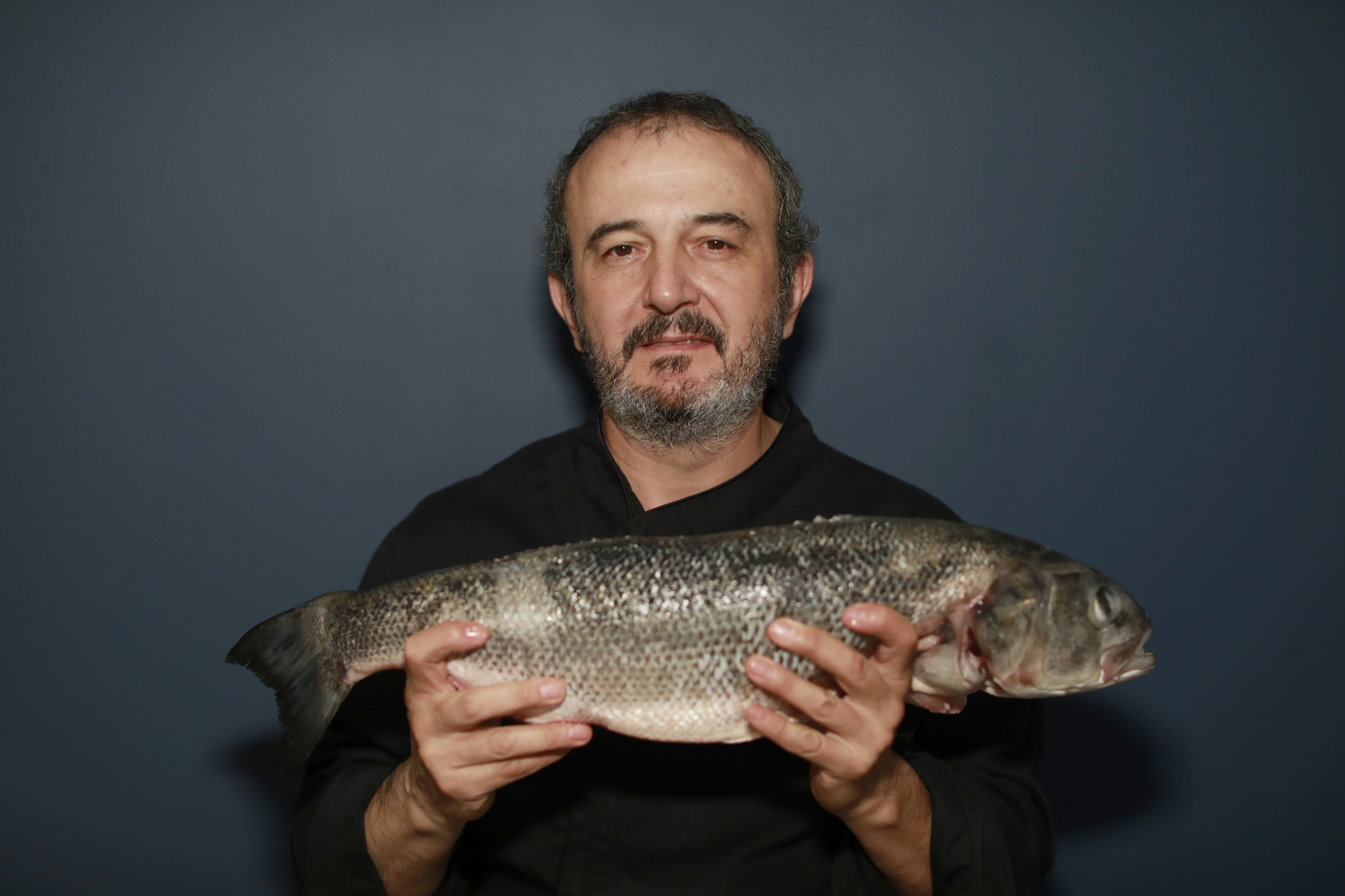 El cocinero Carlos Torres con una lubina salvaje de bajura gallega.