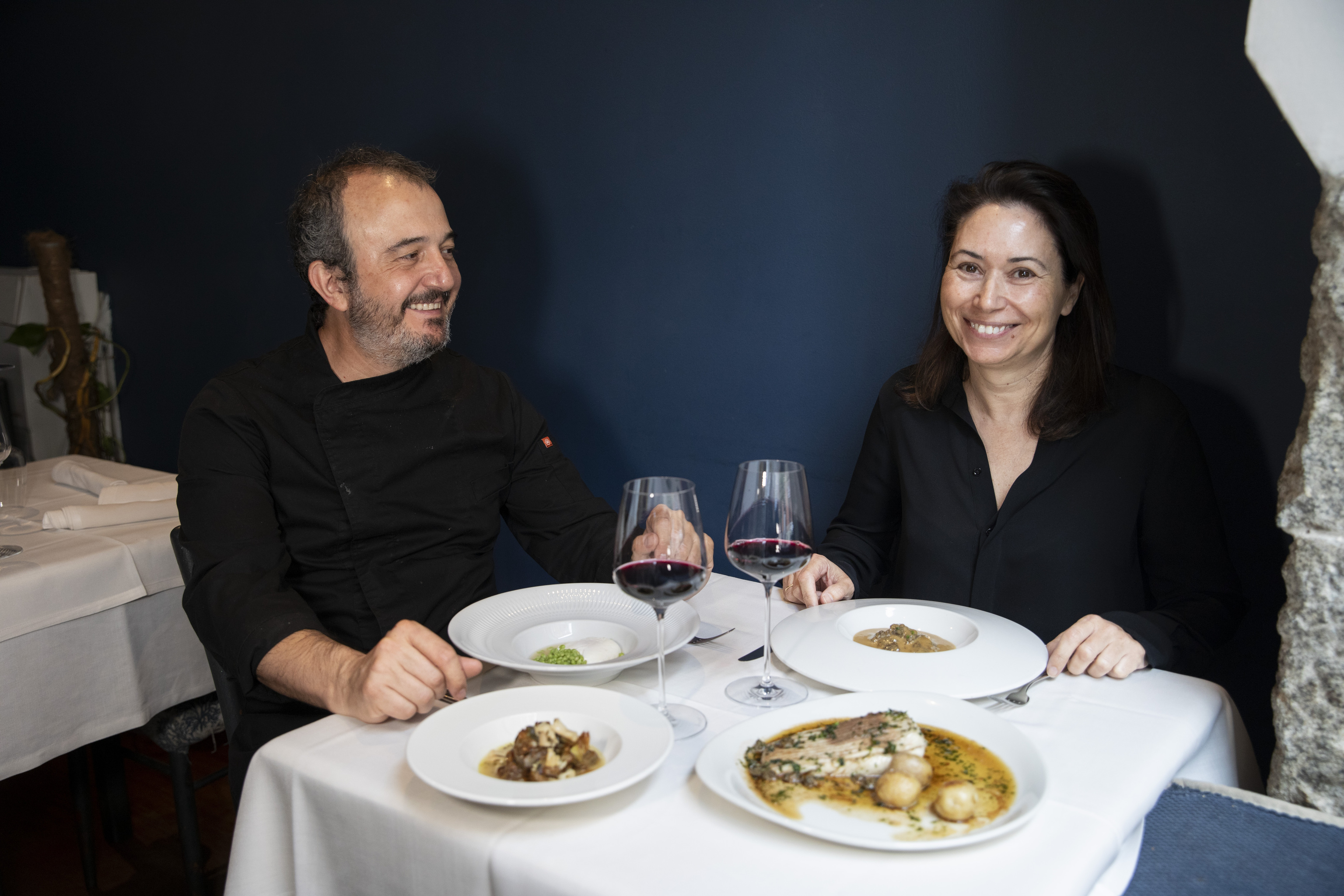 Los propietarios del restaurante en una de las mesas de La Buena Vida.