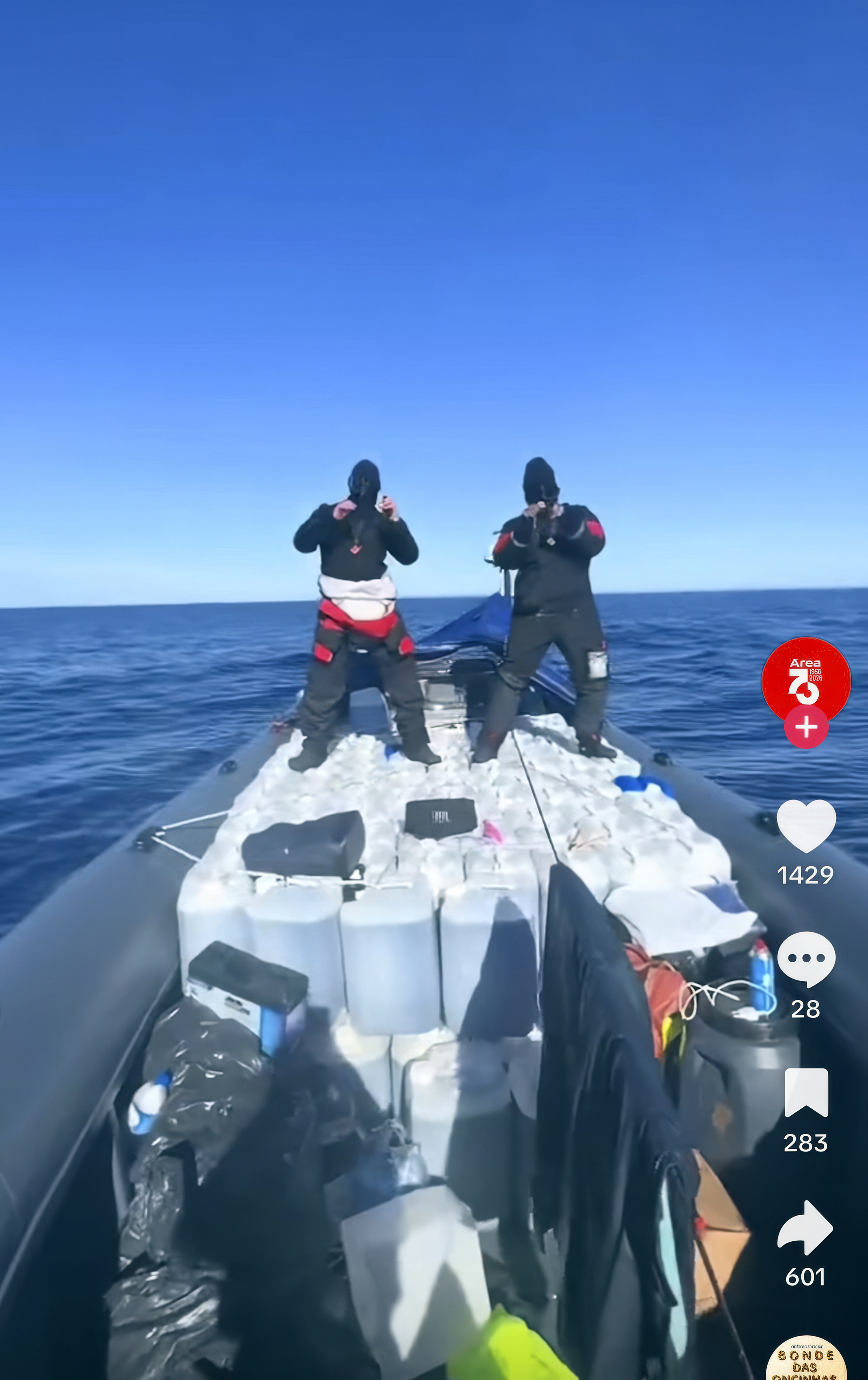 TikTok está plagado de perfiles donde se muestran actividades rutinarias de los narcos, como la de transportar combustible a alta mar para las embarcaciones que trafican con la droga.