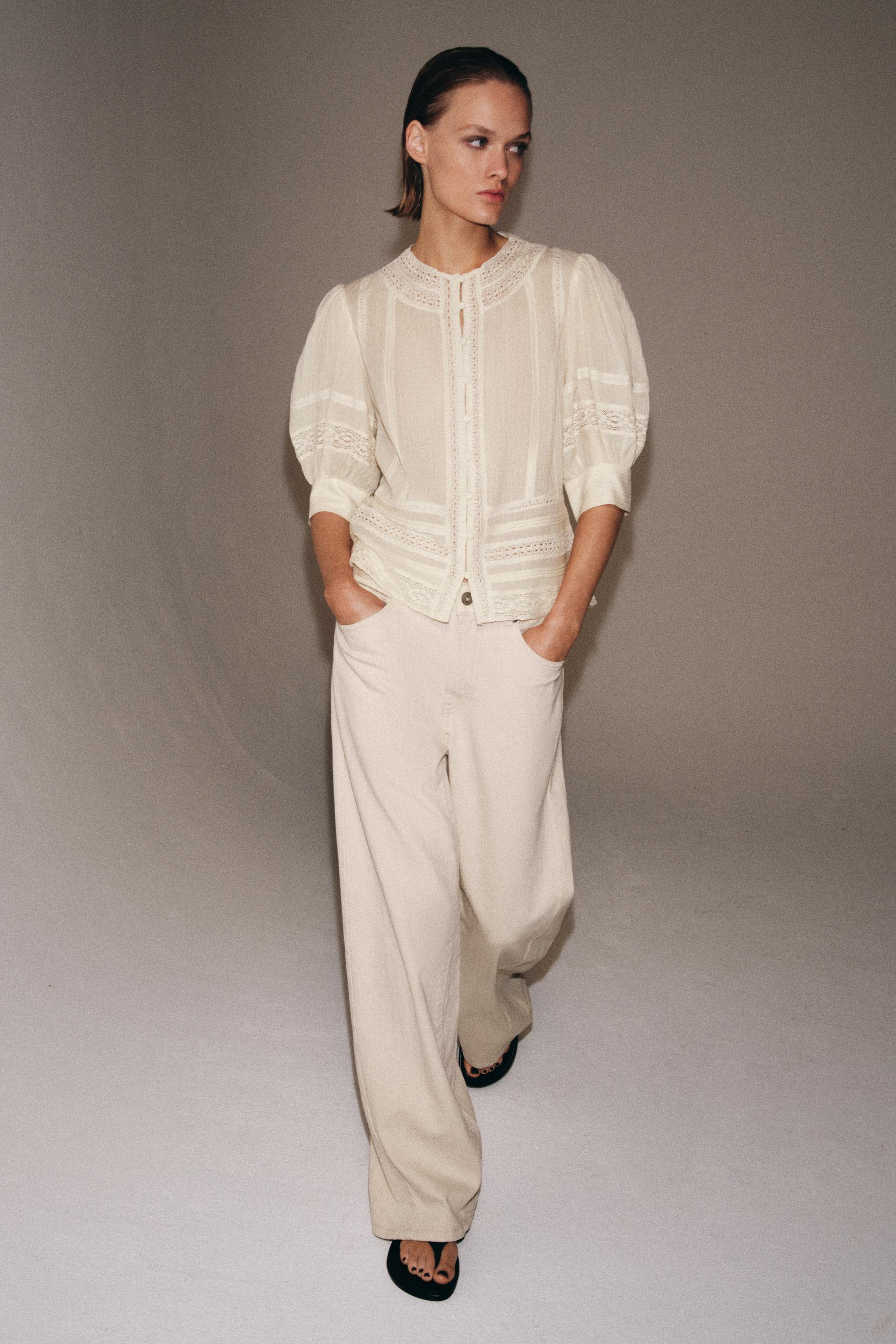 Los vaqueros blancos barrel de Zara que hacen tipazo y combinan con blusas rom�nticas o de lino: est�n arrasando esta primavera-verano