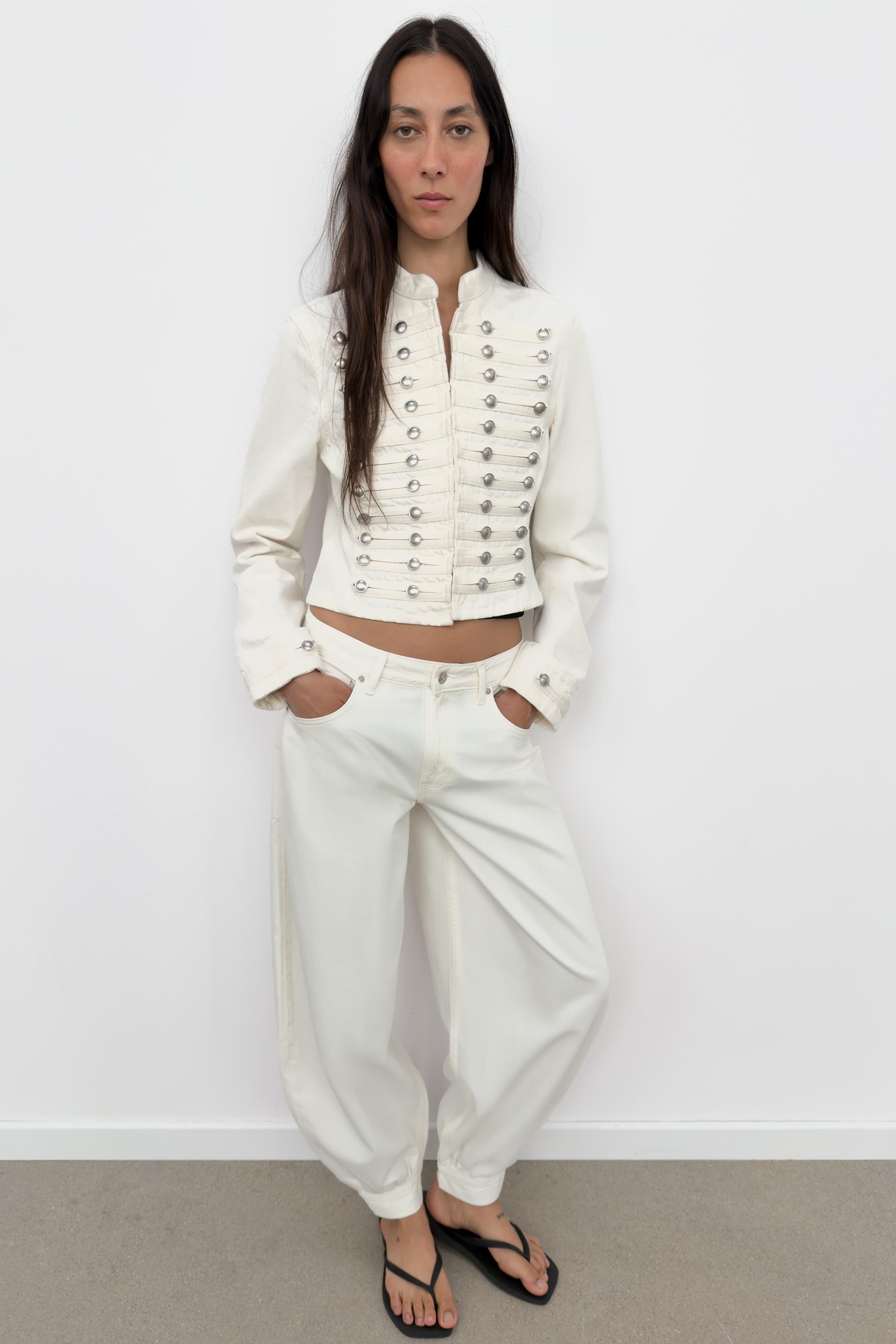 Los vaqueros blancos balloon de Zara que hacen tipazo y combinan con blusas rom�nticas o de lino: est�n arrasando esta primavera-verano