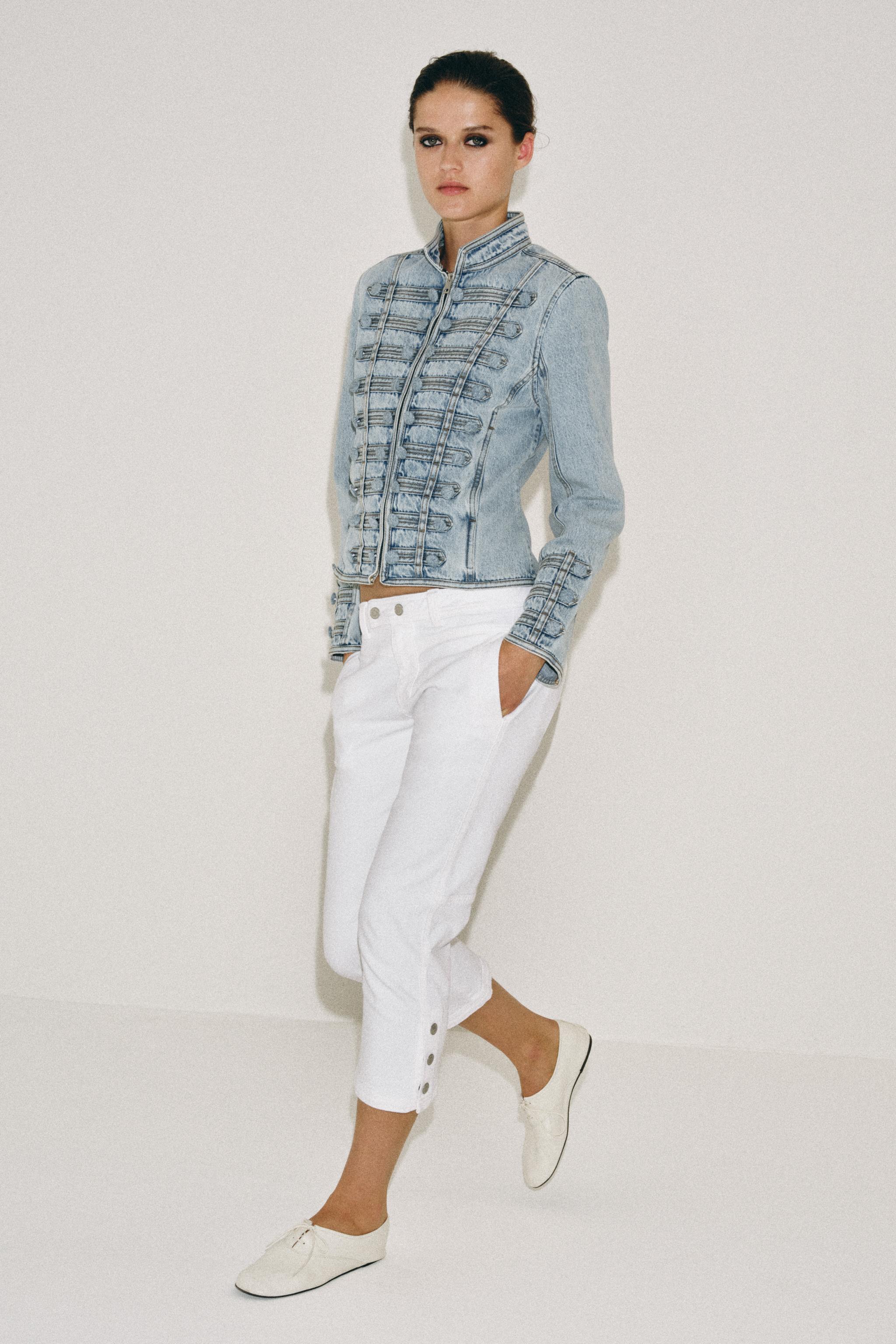 Los vaqueros blancos capri de Zara que hacen tipazo y combinan con blusas rom�nticas o de lino: est�n arrasando esta primavera-verano