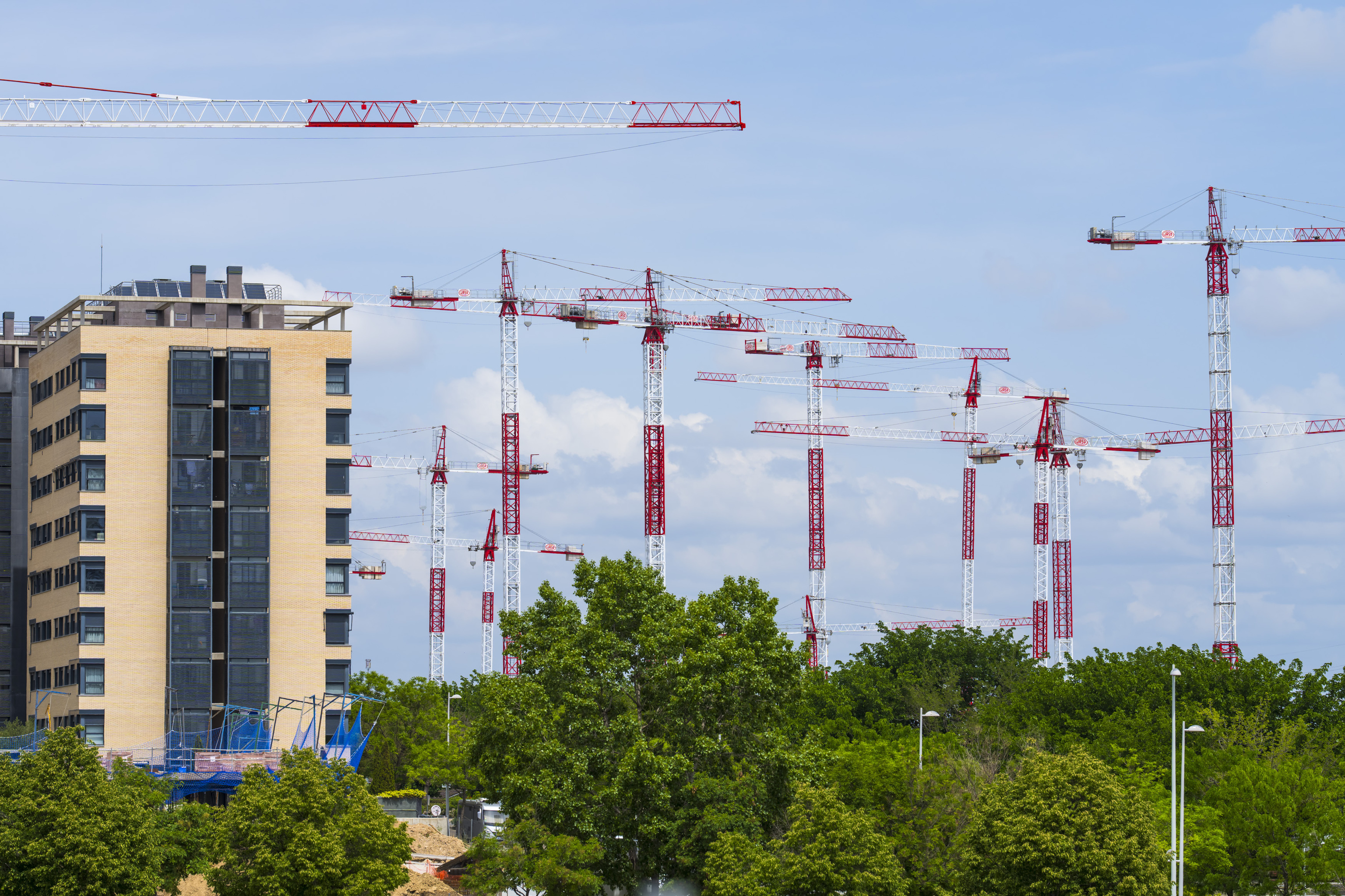Varias grúas de construcción de viviendas en una zona de Madrid.
