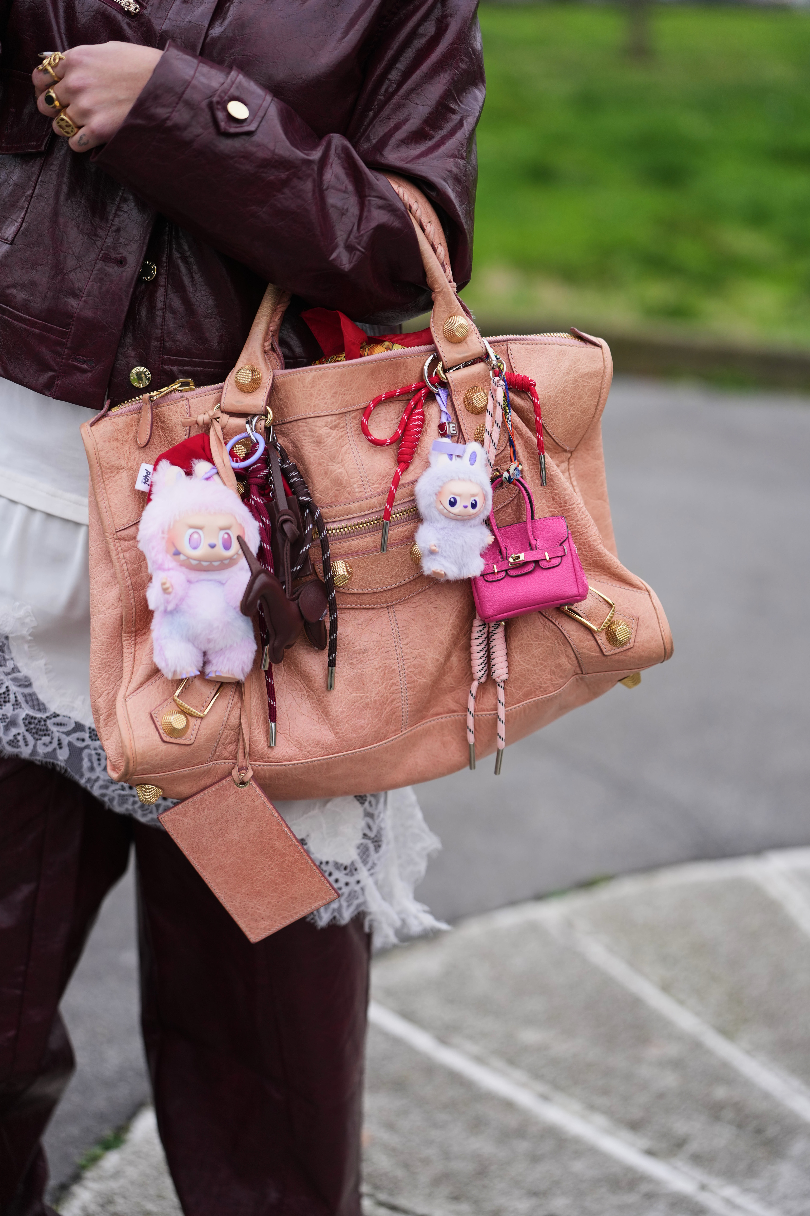 El City de Balenciaga lleno de charms, y al codo, en la �ltima semana de la moda de Mil�n.