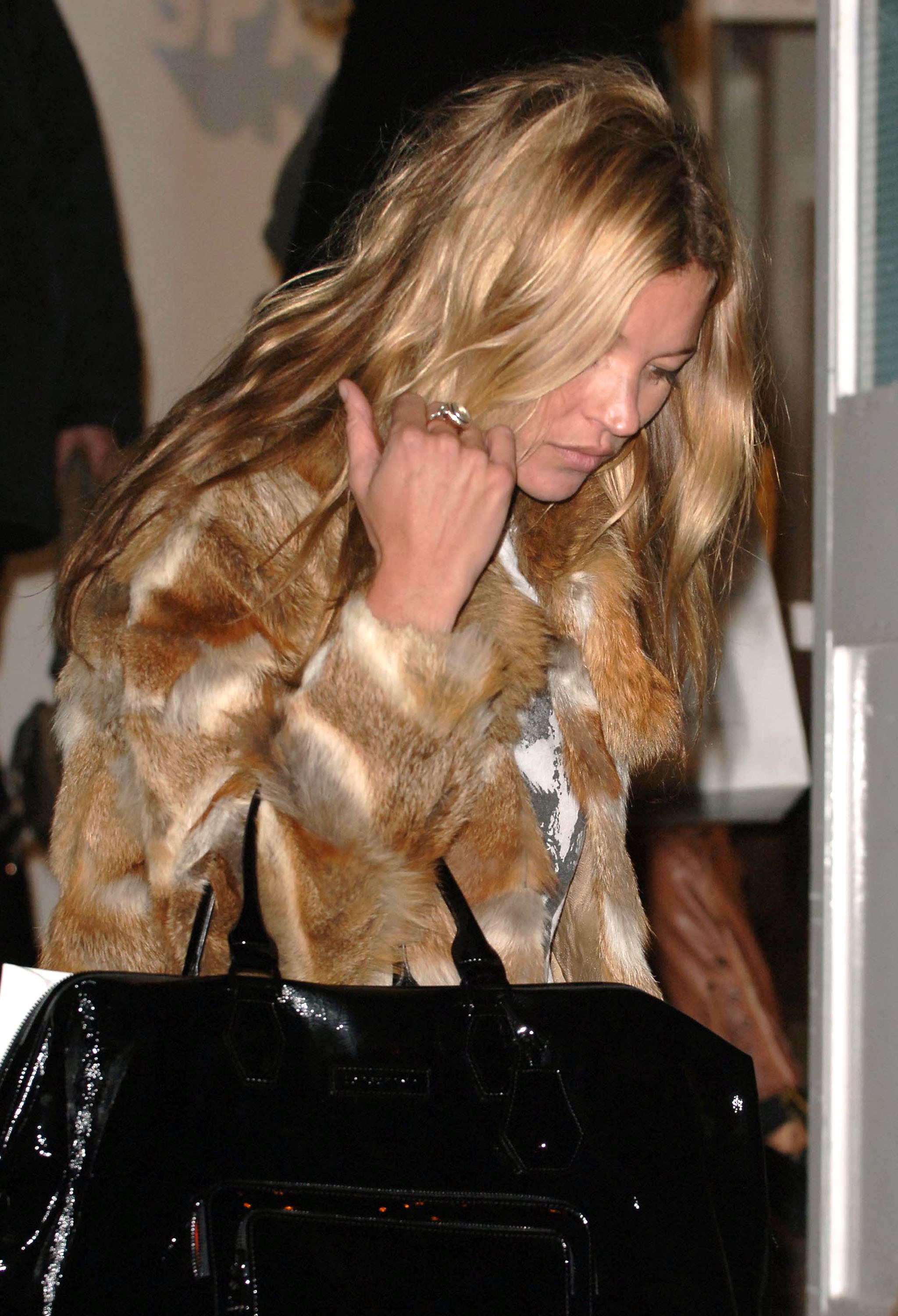 Kate Moss en los 2000, bolso al codo que funciona de parapeto antipaparazzi.