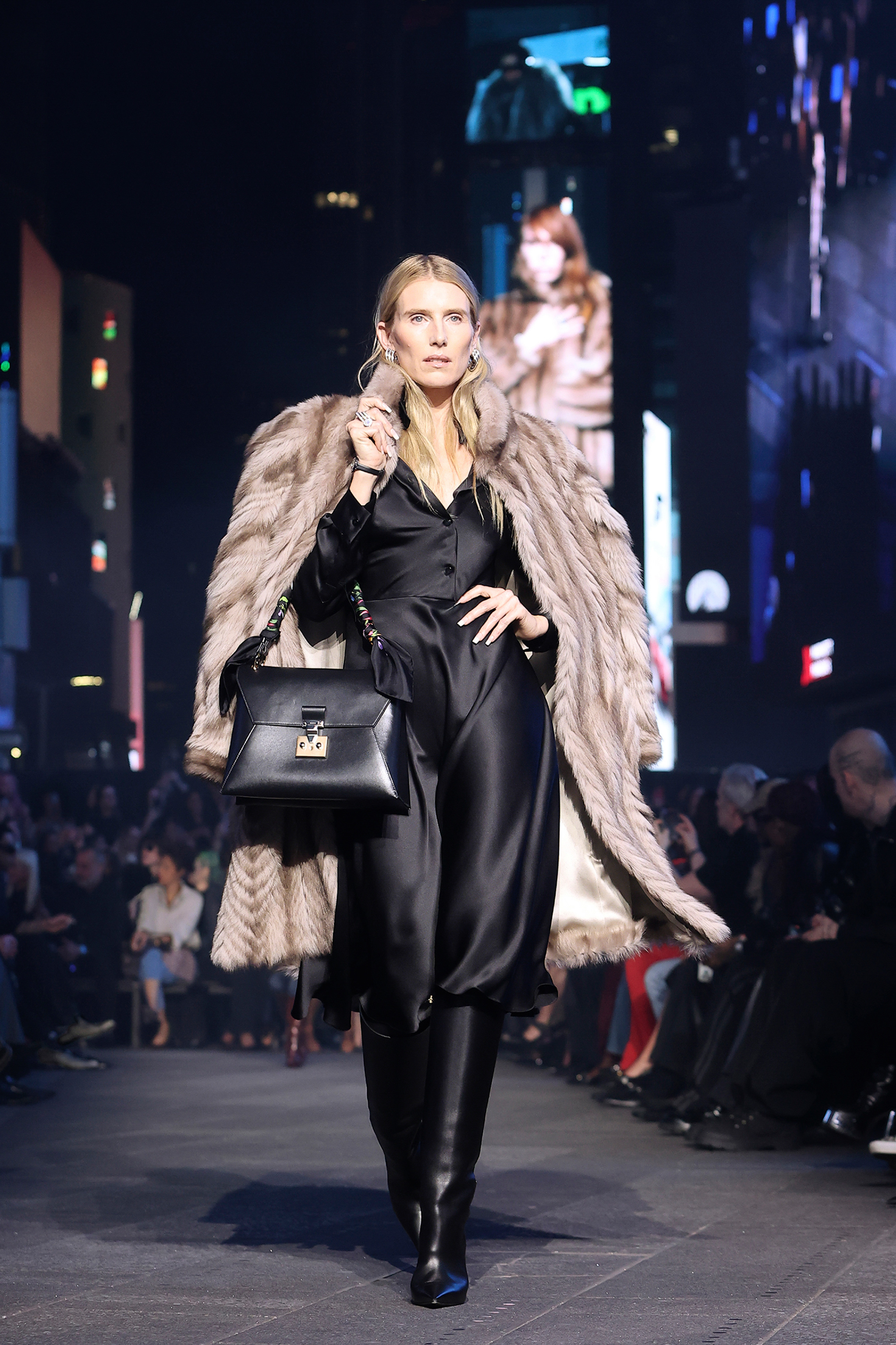 El desfile Crucero de Gucci de 2027, que acaba de tener en lugar en Nueva York, ha sido un canto al bolso grande al codo.