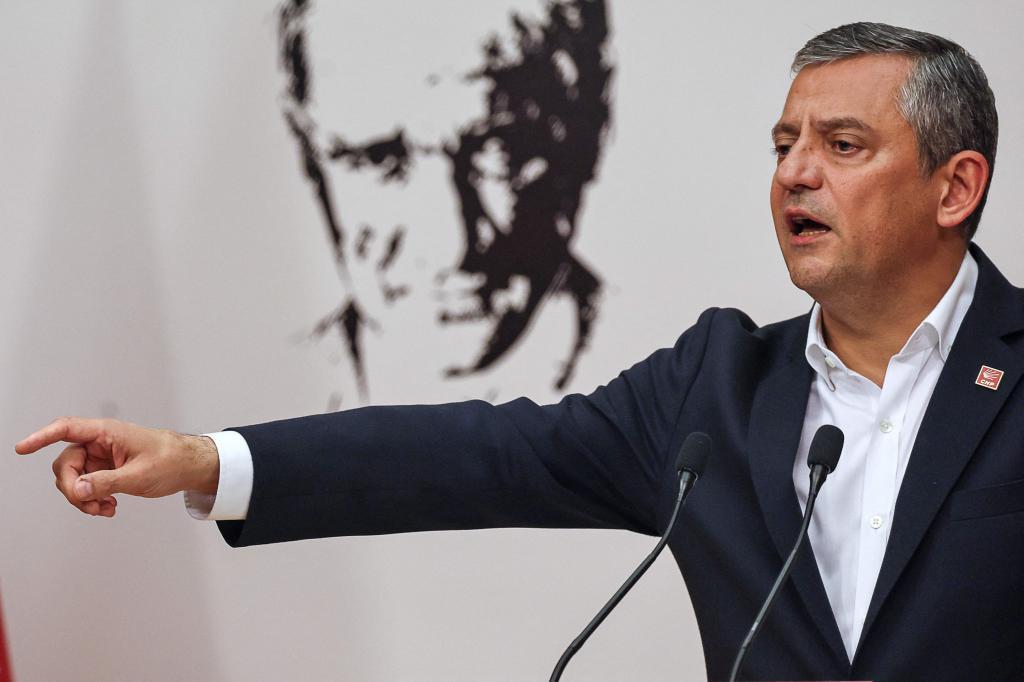 �zgur �zel, l�der del Partido Republicano del Pueblo, durante una rueda de prensa en la sede de la formaci�n.