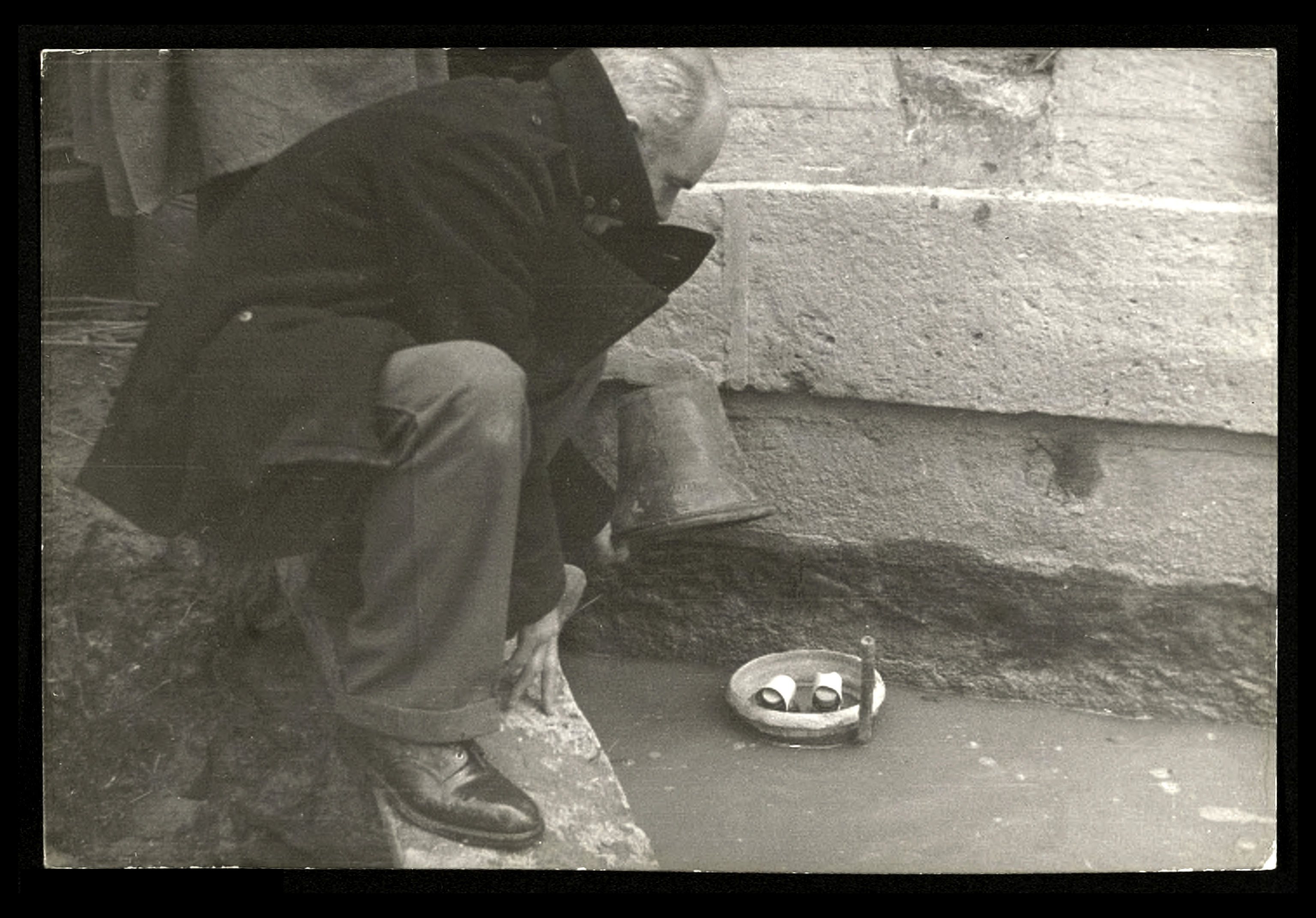 Norman Bethune tapa unos botes de sangre en el r�o Taju�a.