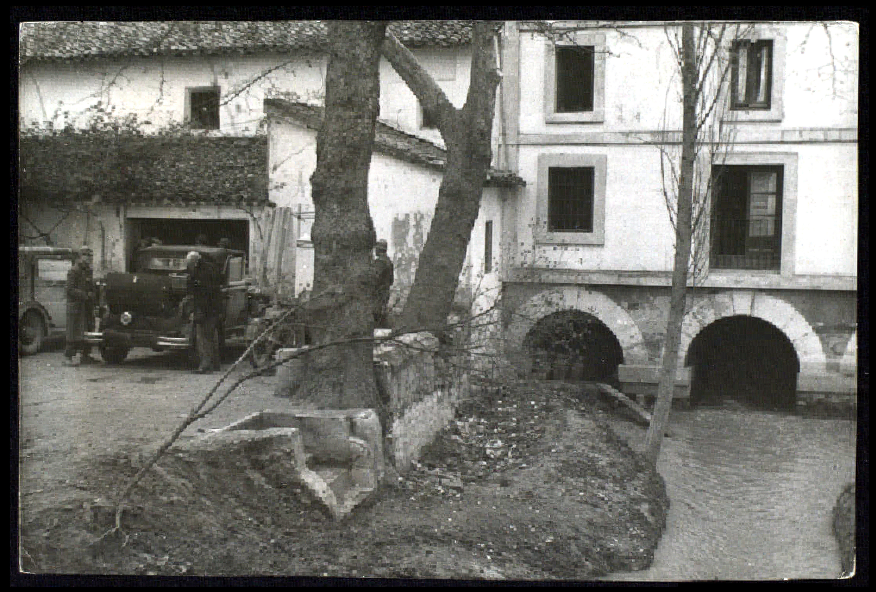Bethune (a la dcha. del veh�culo) en las inmediaciones del Molino del Manto, junto a una acequia del Taju�a.