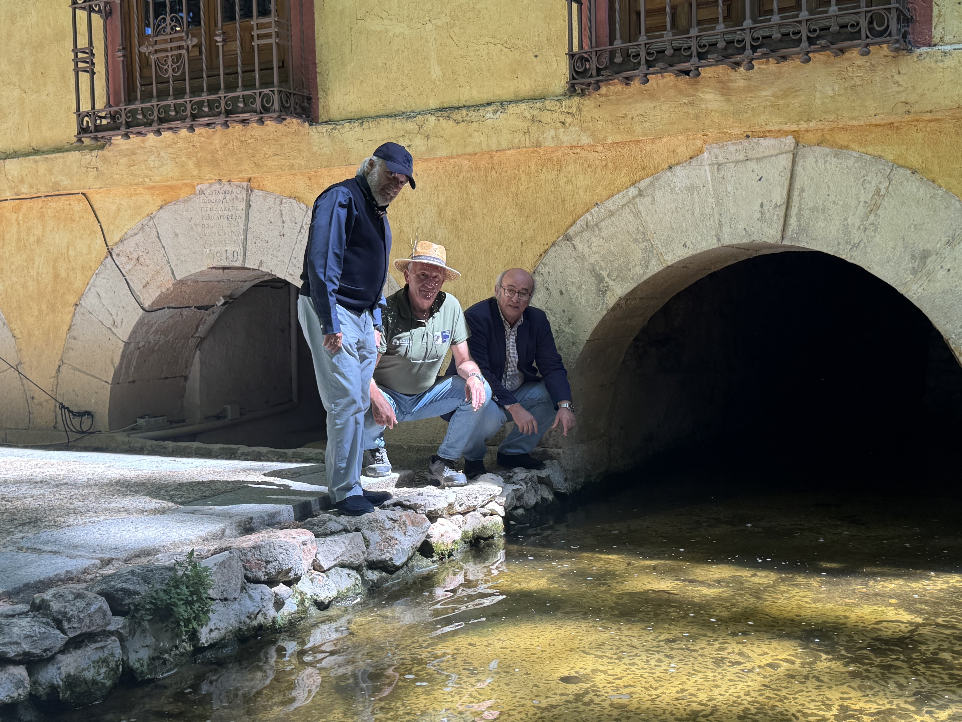 Osset, Moreno y Corral, donde se fotografi� a Bethune, esta semana.