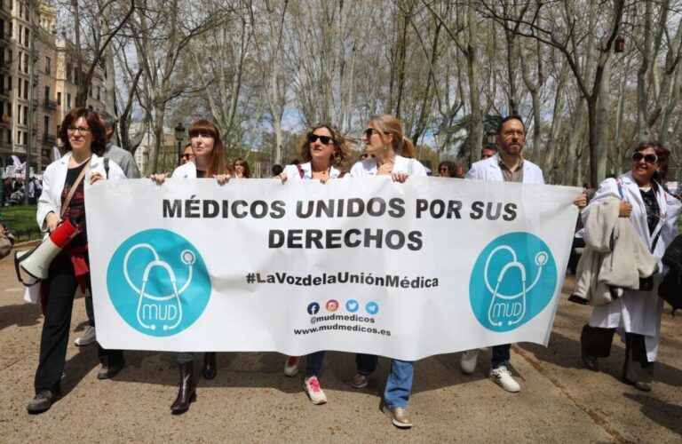 M�dicos pertencientes al sindicato MUD se manifiestan para reivindicar un estatuto propio y mejoras laborales y profesionales.