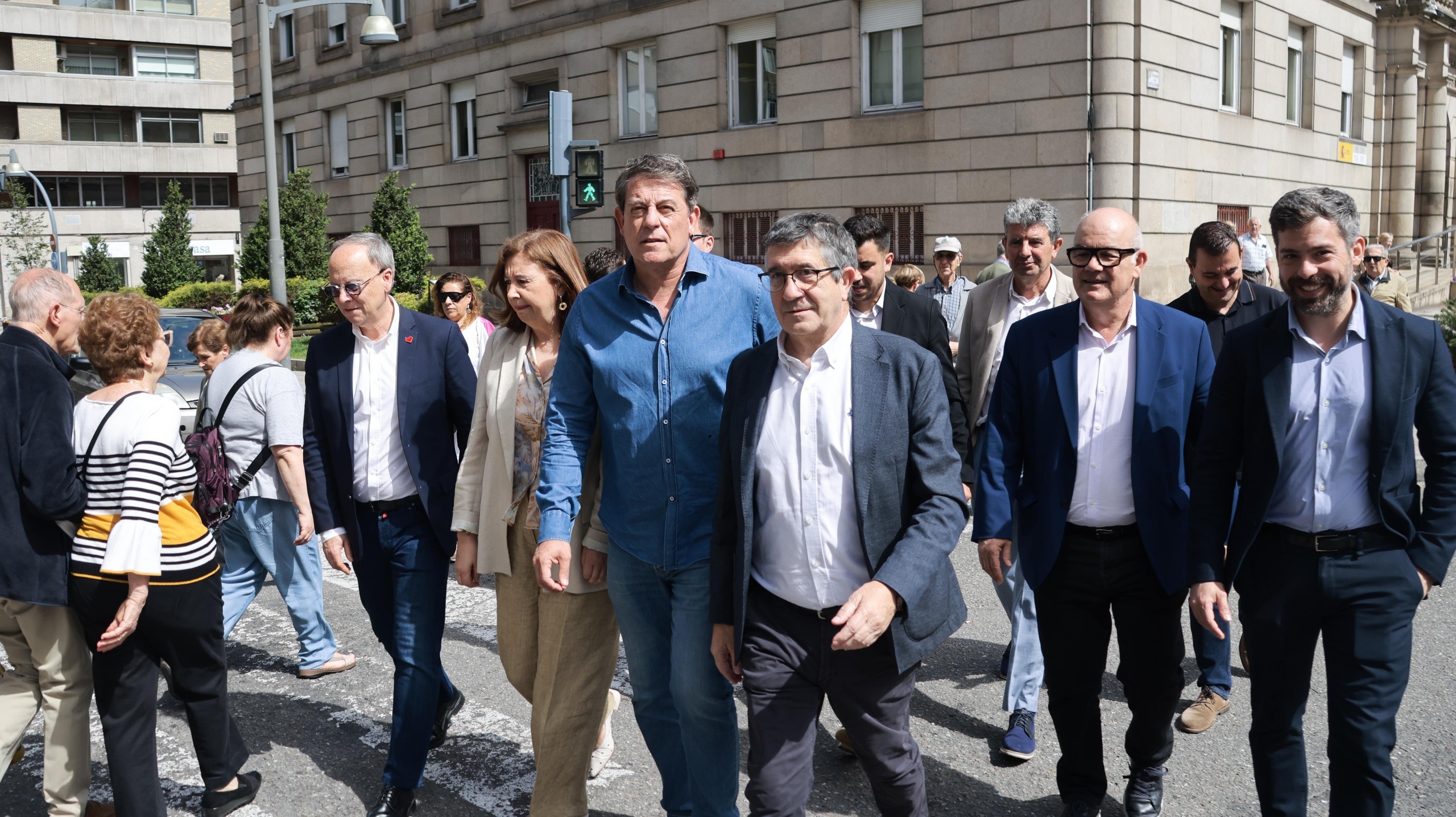 El portavoz del PSOE en el Congreso, Patxi L�pez, junto al l�der de los socialistas gallegos, este viernes, en Ourense.