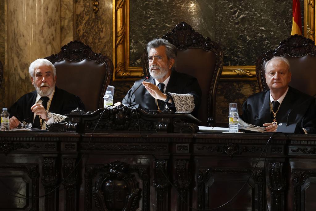 Carlos Lesmes (centro), junto a los magistrados Fernando Román y Wenceslao Francisco Olea, este viernes, en una de las vistas en el Supremo.