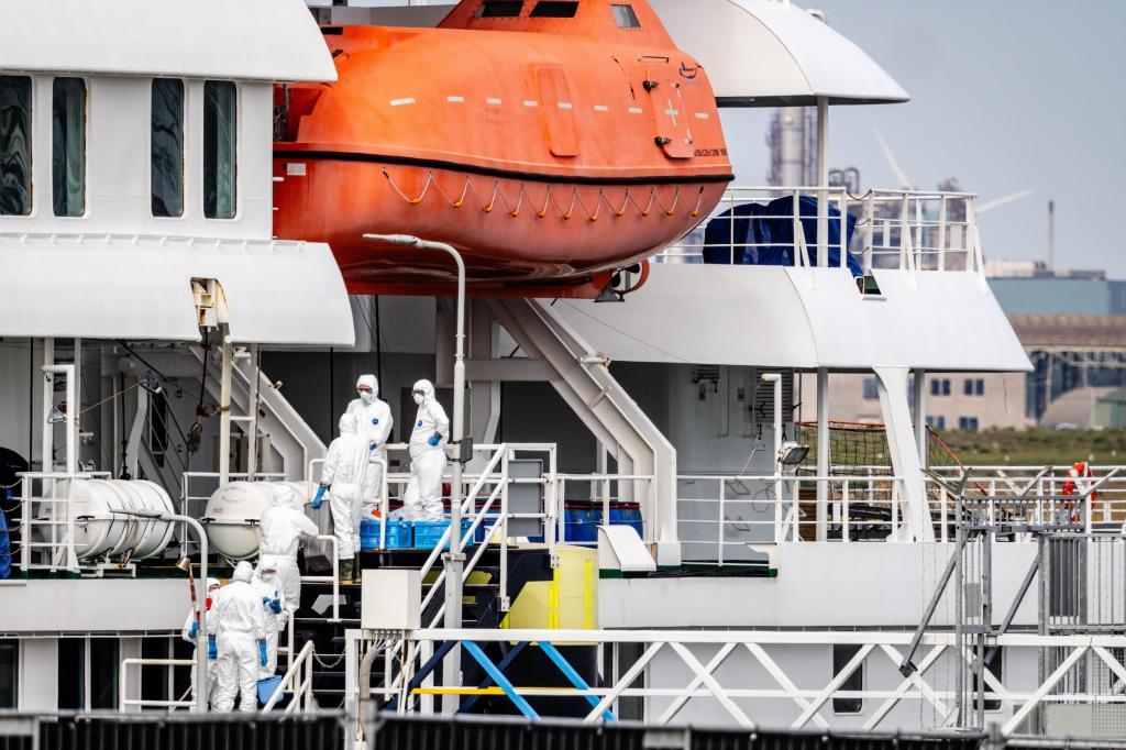 Un equipo se prepara para la limpieza del crucero MV Hondius tras su llegada al puerto de Rotterdam el 19 de mayo.