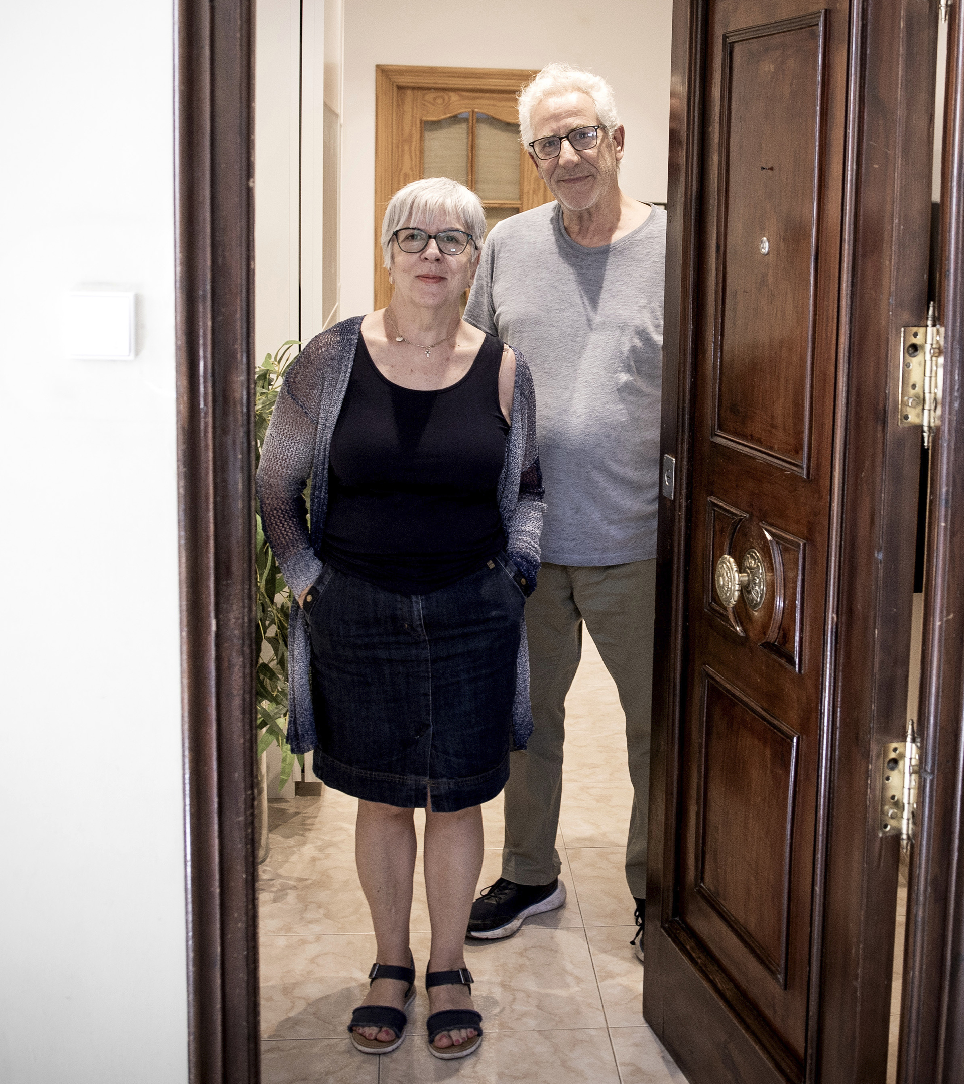 Mari Carmen y Lino en la puerta de su casa.