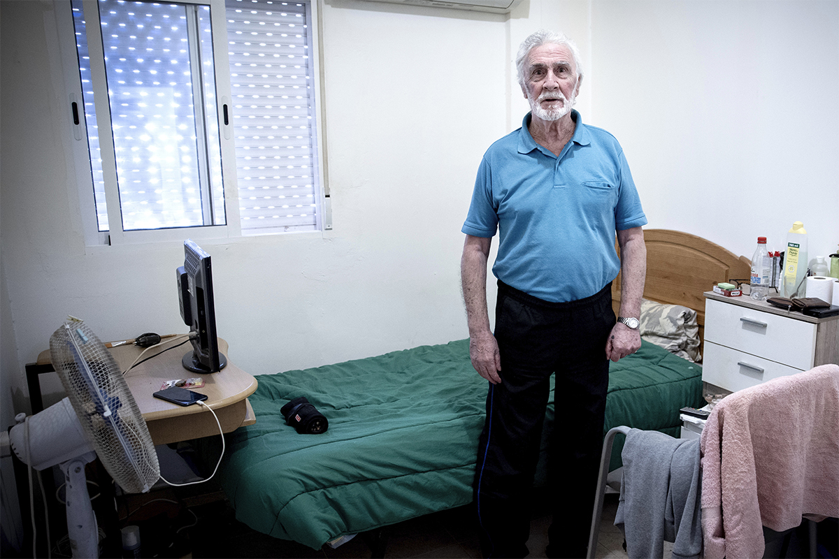 Félix (76) en su habitación.