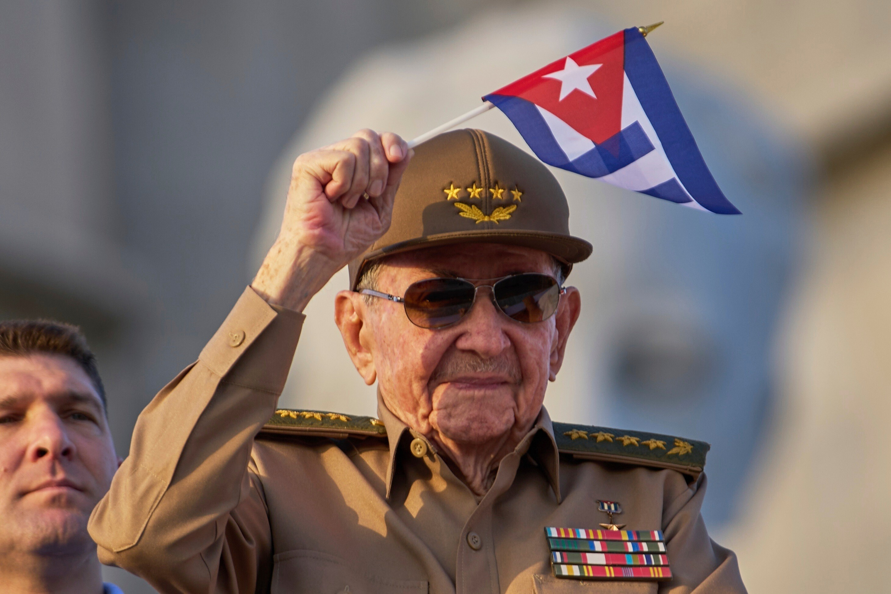 Ra�l Castro ondea una bandera nacional cubana durante un desfile del Primero de Mayo en La Habana, en 2025.